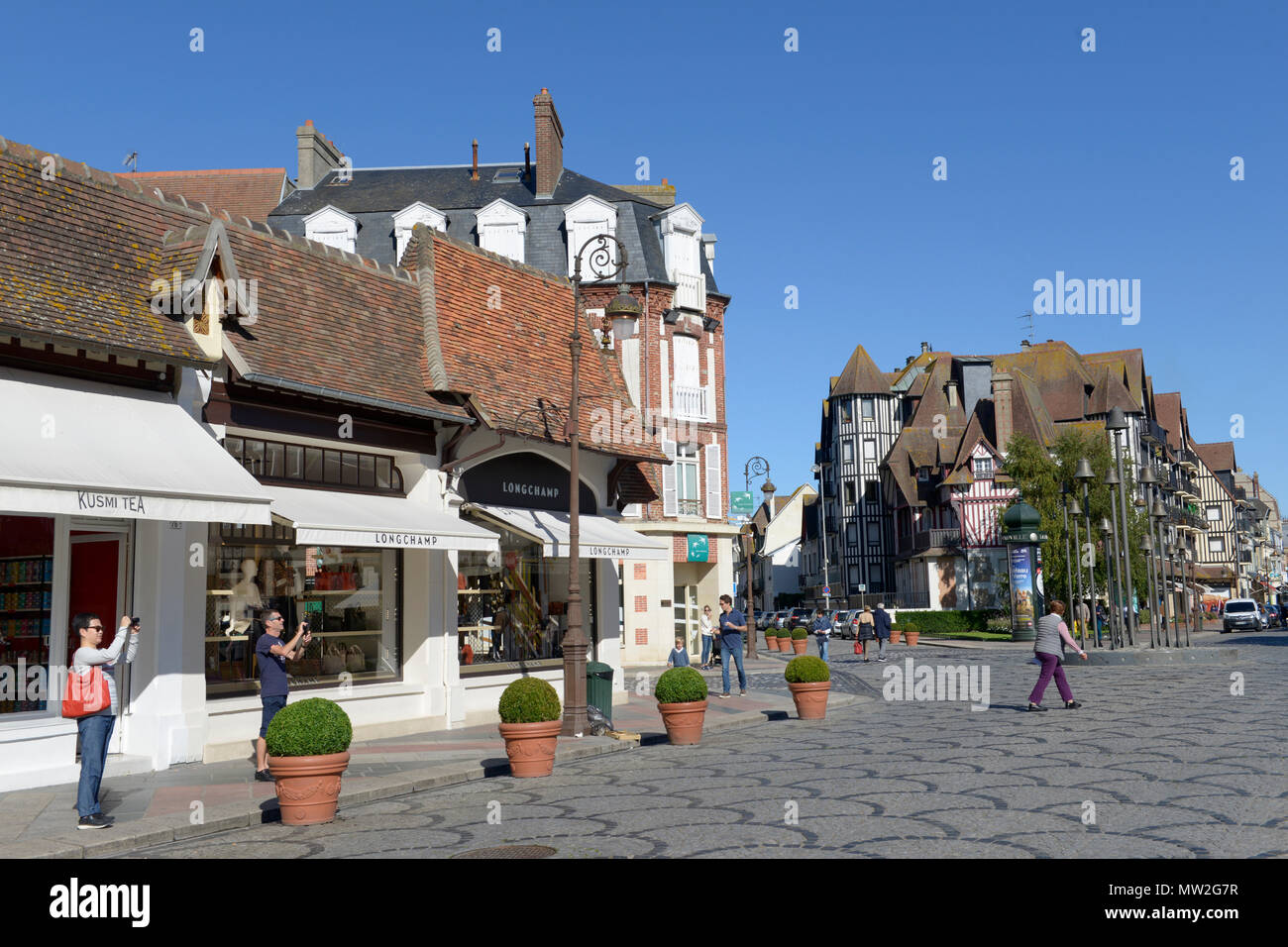 Deauville (Normandie, Frankreich): 'rue Eugene Colas' Street im Stadtzentrum Stockfoto