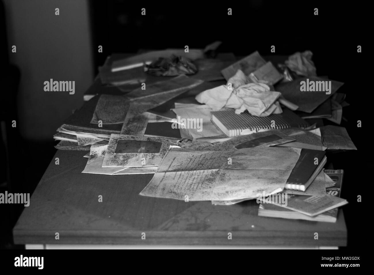 Aufgegeben von Dokumenten auf Tabelle in Gebäude Foto schwarz und weiss Aufgegeben Stockfoto