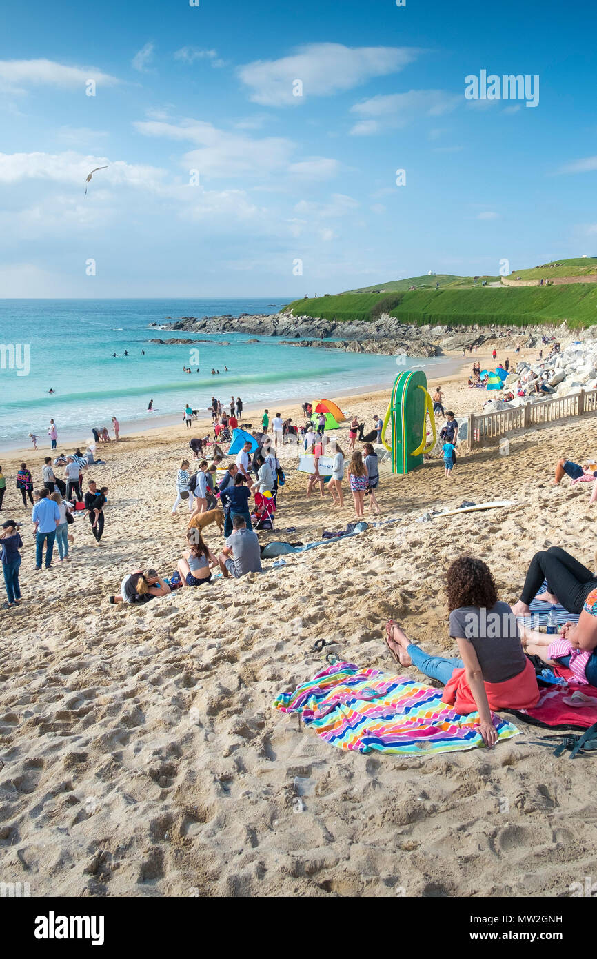 Urlauber auf einem Aufenthalturlaub am Strand von Fistral in Newquay in Cornwall entspannen. Stockfoto