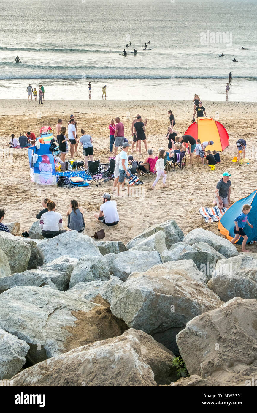 Urlauber am Strand von Fistral in Newquay in Cornwall. Stockfoto