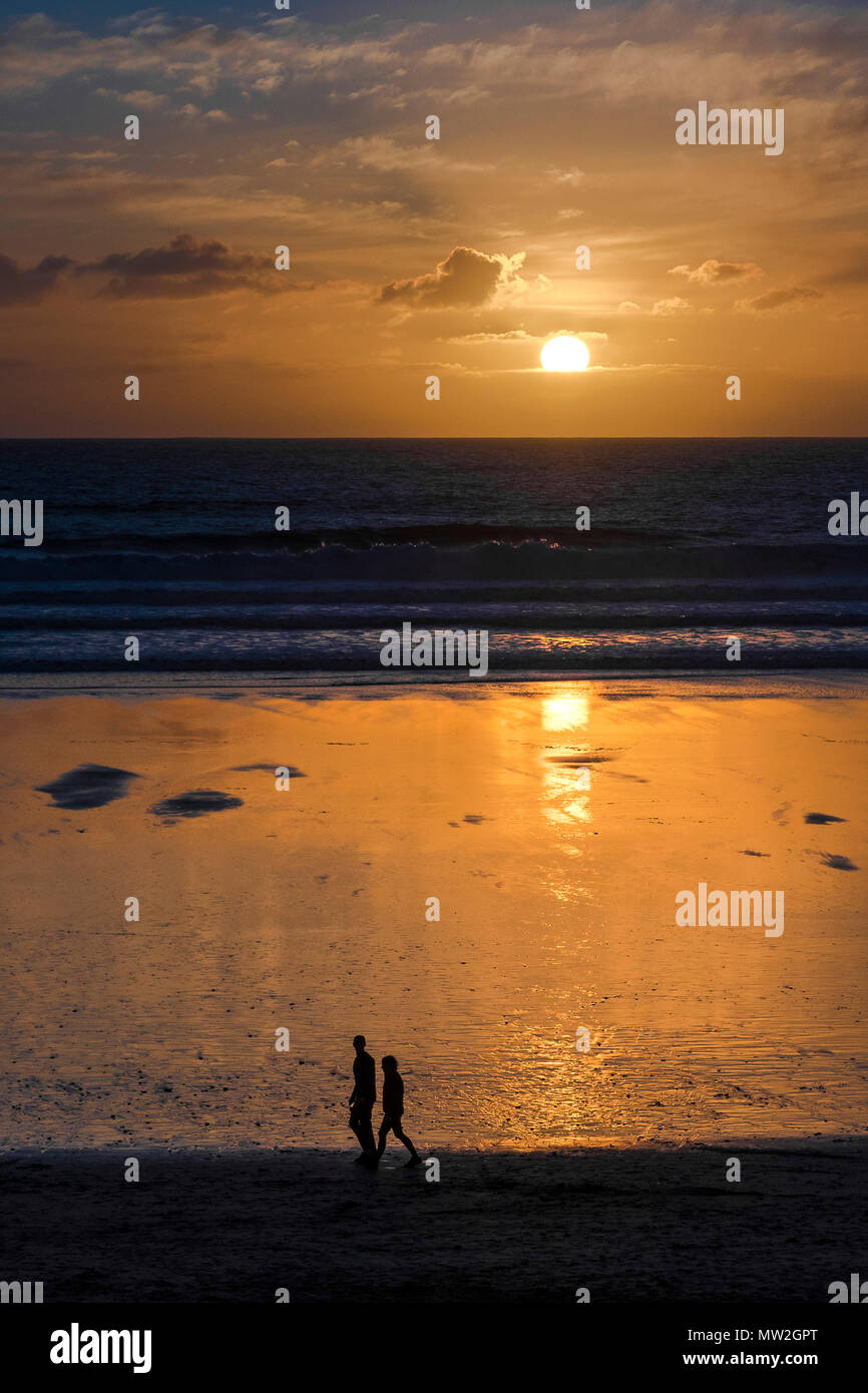 Ein spektakulärer Sonnenuntergang am Fistral Beach in Newquay Cornwall. Stockfoto
