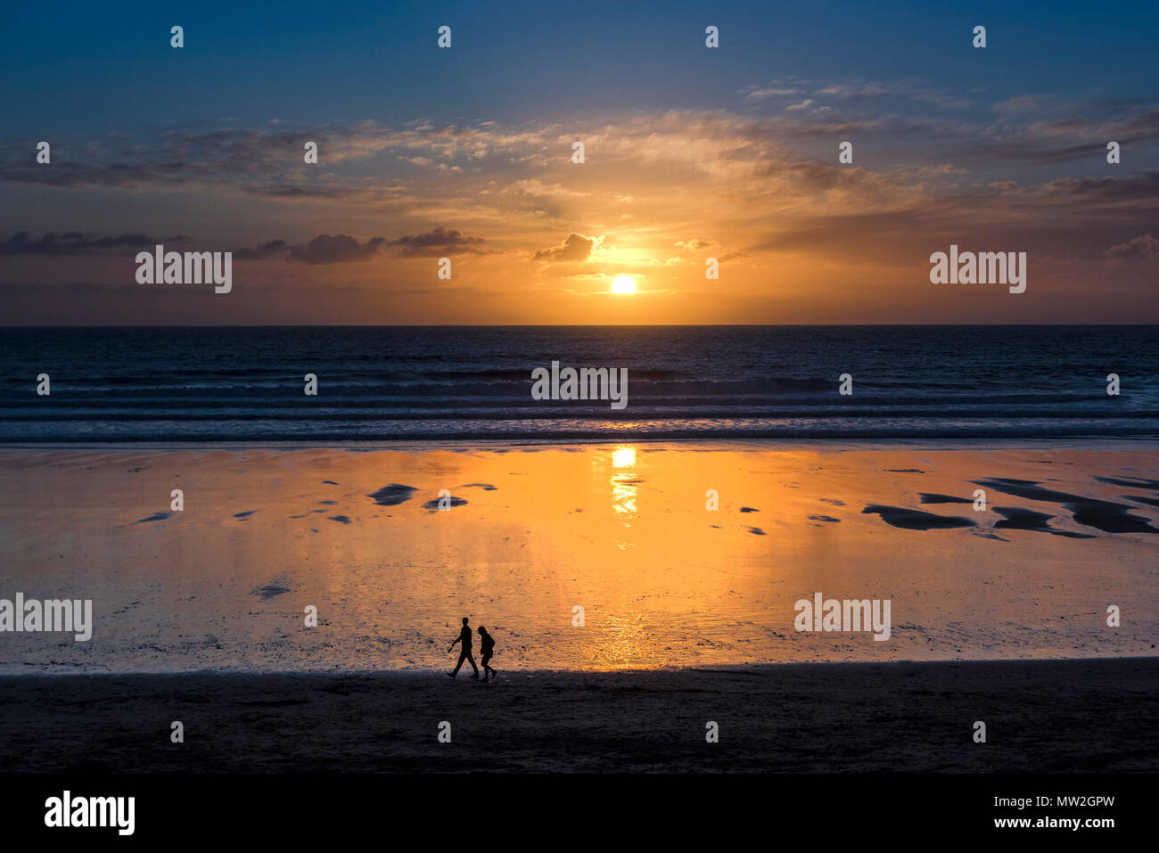 Ein spektakulärer Sonnenuntergang am Fistral Beach in Newquay Cornwall. Stockfoto