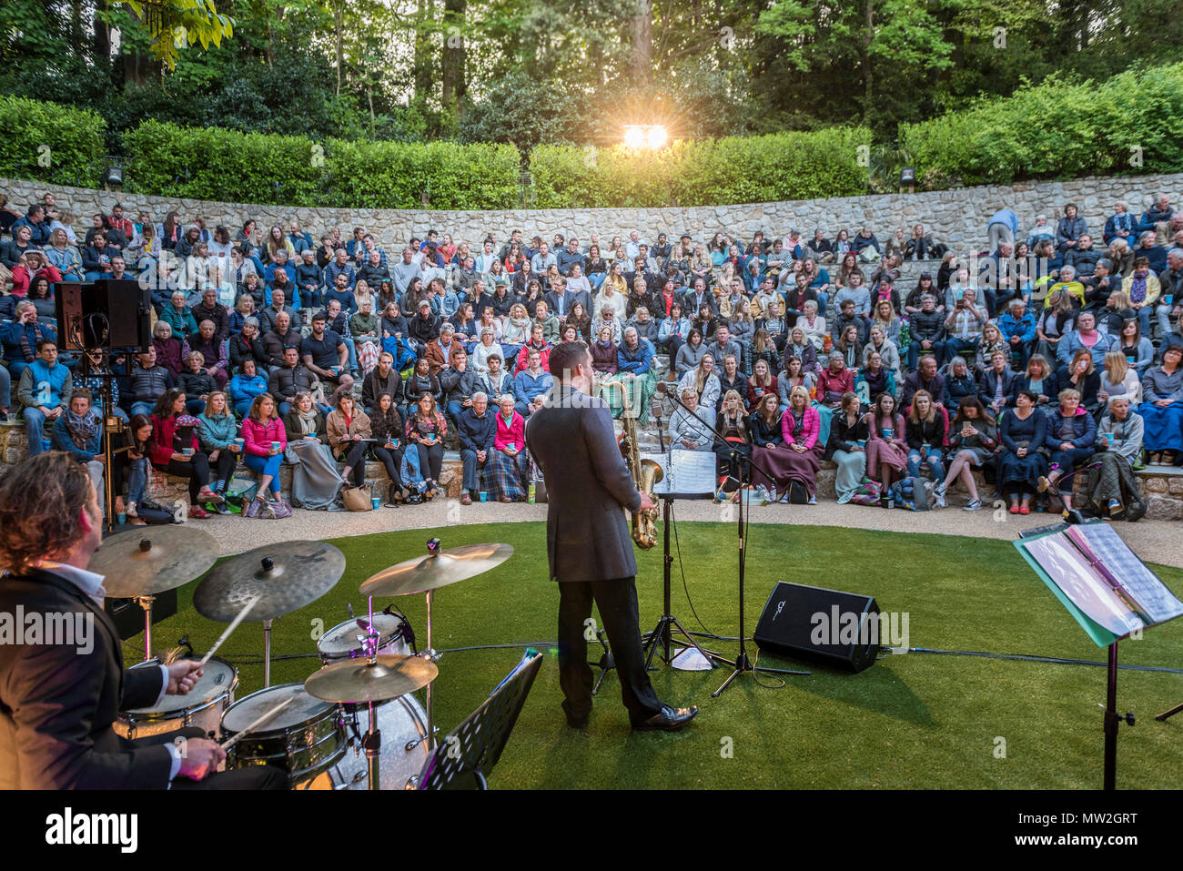 Eine vollständige Publikum für ein Jazz Konzert von lizenzierten zu Schwingen an Trebah Garden Amphitheater in Cornwall. Stockfoto