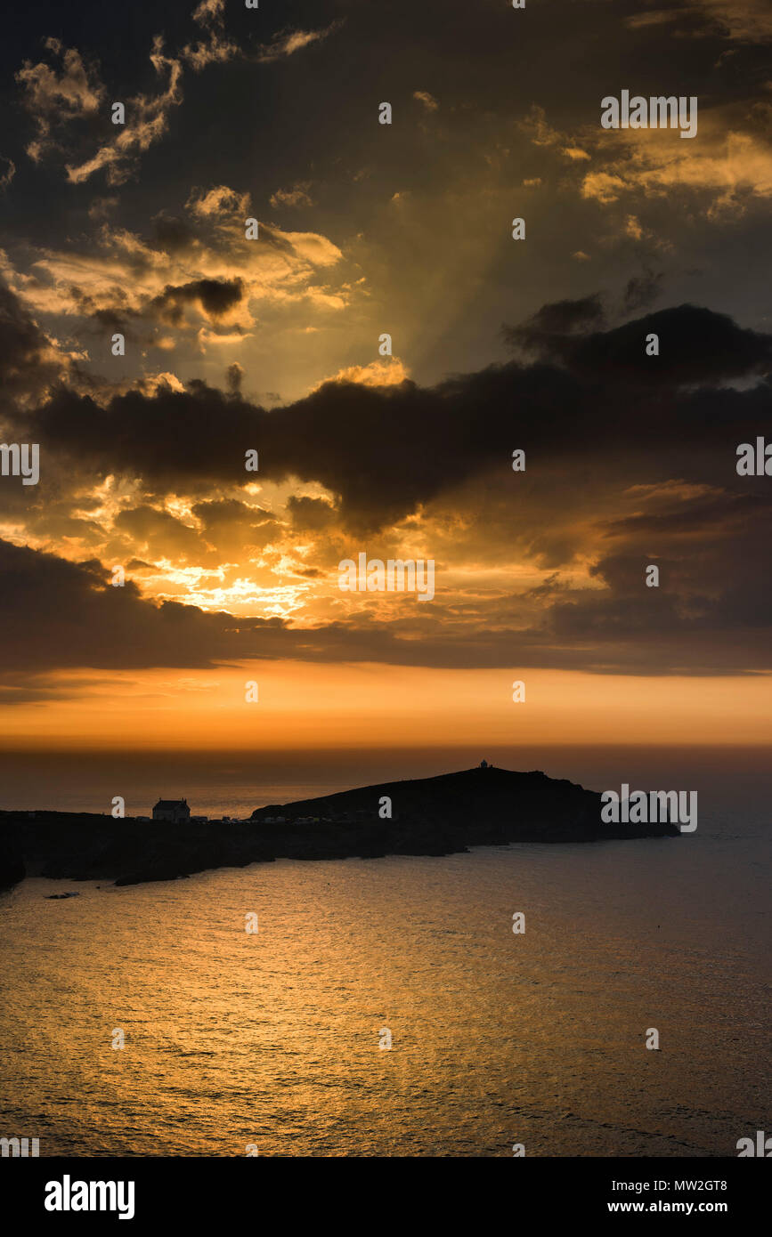 Ein farbenfroher Sonnenuntergang über den Towan Kopf an Newquay in Cornwall. Stockfoto