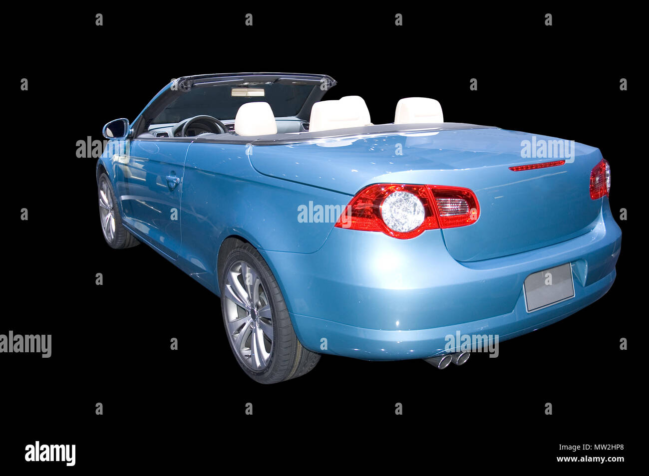 Pulver blau Volkswagen Cabrio isoliert auf einem schwarzen Hintergrund. Cipping Pfad enthalten. Viele weitere Auto Fotos in meiner Galerie. Stockfoto