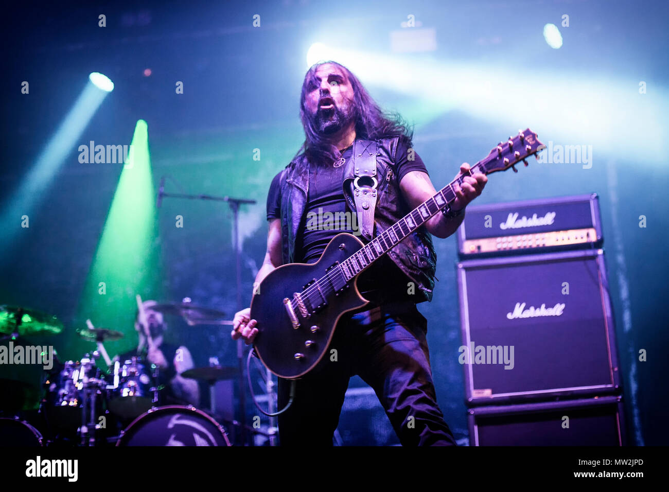 Norwegen, Halden - 23. Juni 2017. Die Griechischen extreme Metal Band Rotting Christ führt ein Live Konzert während der norwegischen Musik Festival Tonnen Gestein 2017. Hier Sänger und Gitarristen Sakis Tolis ist live auf der Bühne gesehen. (Foto: Gonzales Foto - Terje Dokken). Stockfoto