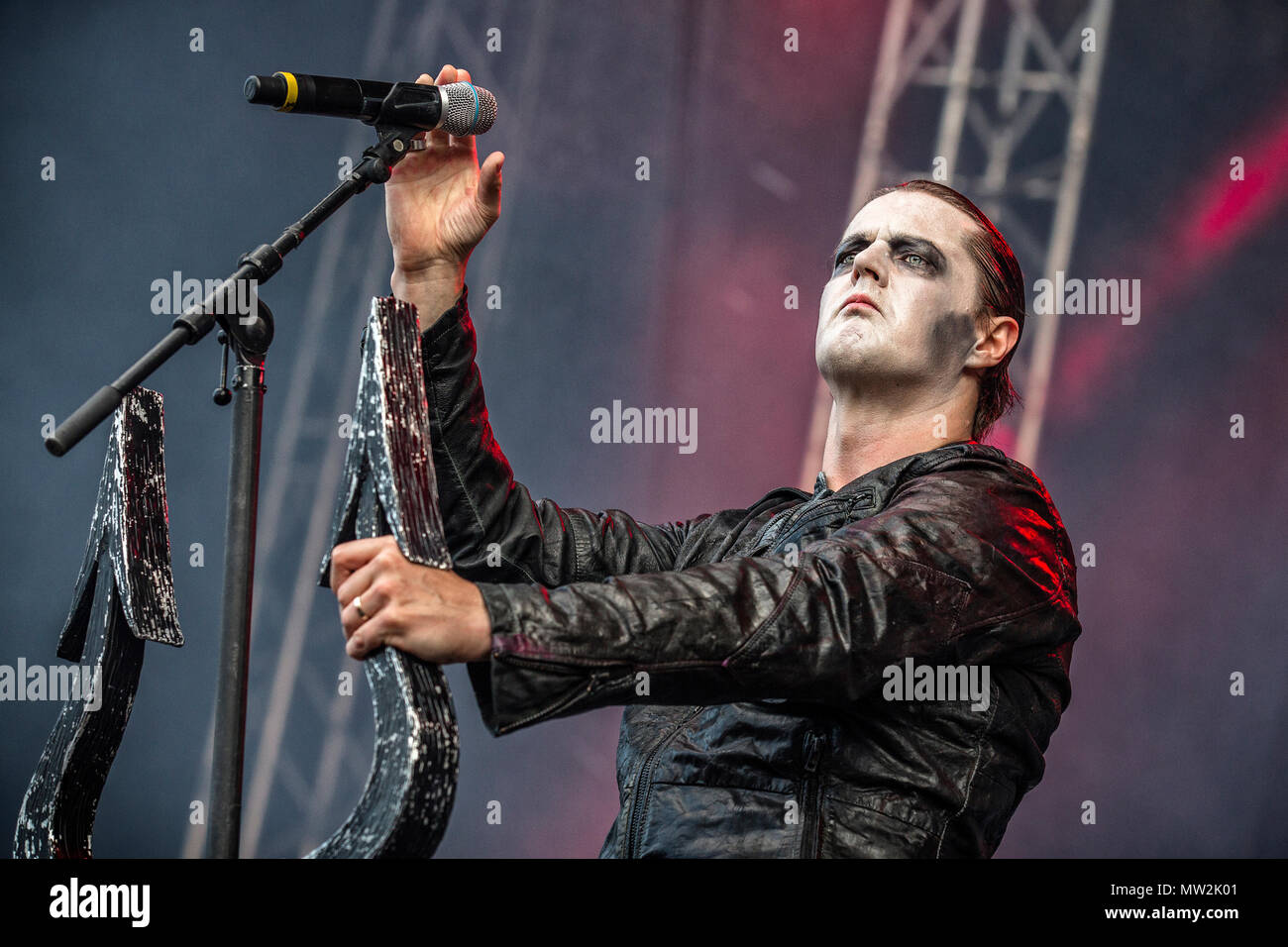 Norwegen, Halden - Juni 24., 2017. Der norwegischen Black Metal Band Satyricon führt ein Live Konzert während der norwegischen Musik Festival Tonnen Gestein 2017. Hier Sänger Satyr gesehen wird live auf der Bühne. (Foto: Gonzales Foto - Terje Dokken). Stockfoto