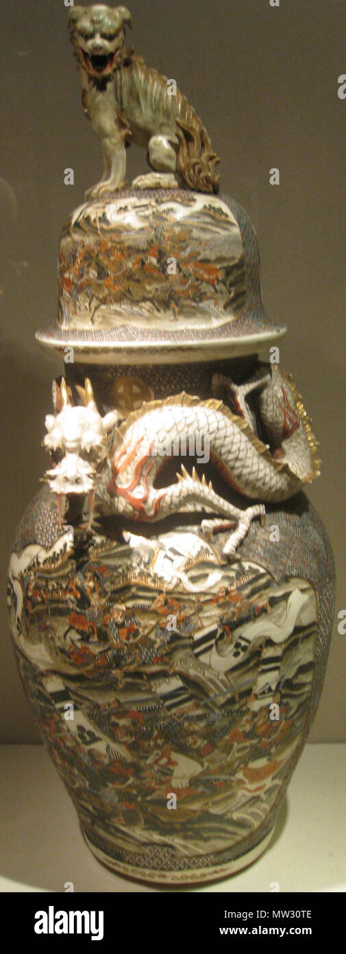 . Titel: עברית כד ועליו סצנת קרב, יפן יוקוהומה, Englisch: Lidded Vase mit Kampf, Yopkohoma, Japan Datum Englisch: Ende des 19. Jahrhunderts עברית: שלהי המאה ה-19 Medium Englisch: glasiert Steinzeug עברית: כלי אבן מזוגג Aktuelle Lage Englisch: Eremitage עברית: מוזיאון הארמיטאז' Deutsch: Sankt Petersburg עברית: סנקט פטרסבורג Quelle/Fotograf eigene Arbeit. 7. Oktober 2009. deror avi 371 Lidded Vase mit Battle Scene IMG 7141 Stockfoto