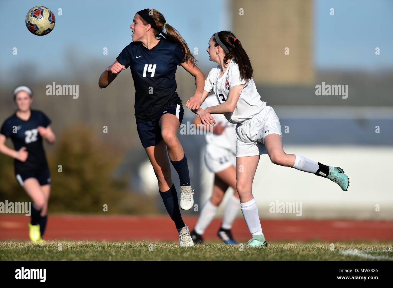 Die Spieler kämpfen um den Besitz, während in der Verfolgung eines erhöhten Ball. USA. Stockfoto