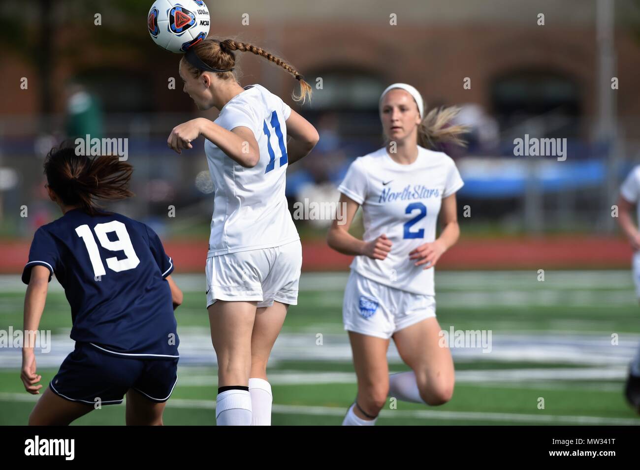 Nur außerhalb der Ziel, ein Spieler führt einen Druck des Erntevorsatzes auf den gegnerischen Torwart bei einem High School Fußballspiel zu erhalten. USA. Stockfoto