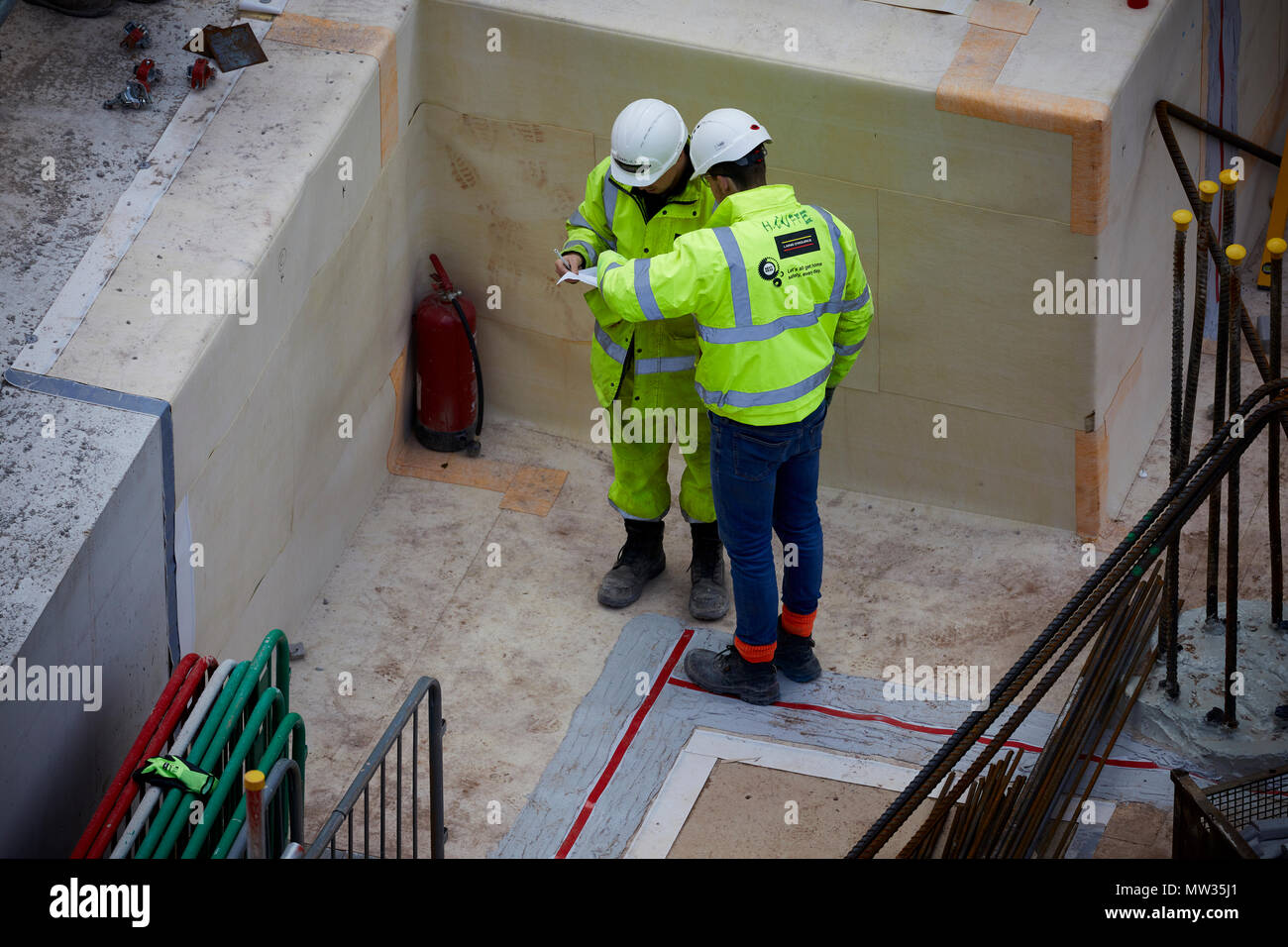Die Bauarbeiter in die Grundlagen von Sir Henry Royce Institut für fortgeschrittene Werkstoffe ein weltweit führendes Zentrum für Advanced Materials Research Stockfoto