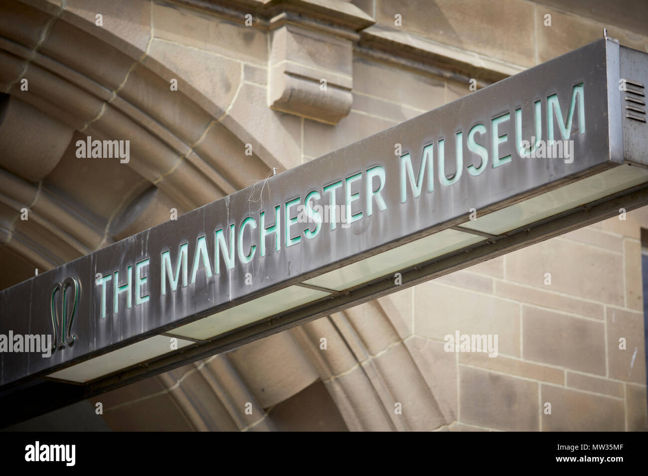 Die Universität Manchester Manchester Museum Zeichen auf der Oxford Road Stockfoto