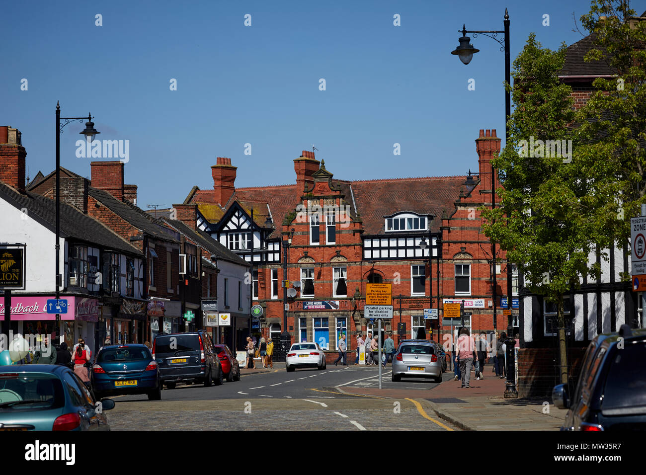 Sonnigen Tag an Cheshire Osten Marktstadt Sandbach, der Schwan & Chequers Robinson Brauerei pub Stockfoto