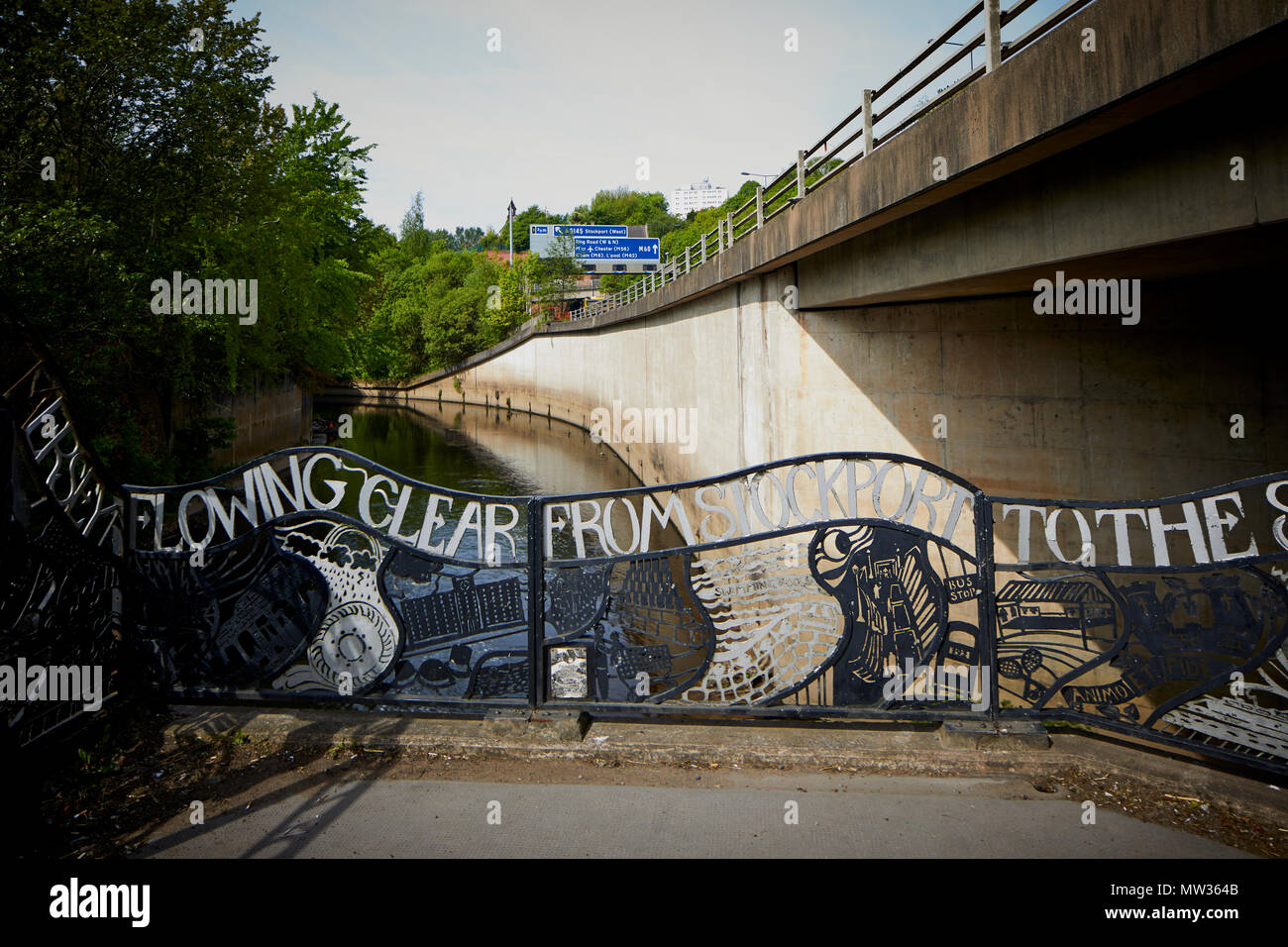Stockport die Autobahn M60 und des Flusses Goyt, Goyt verbindet die River Tame in Stockport, bilden den Fluss Mersey Stockfoto