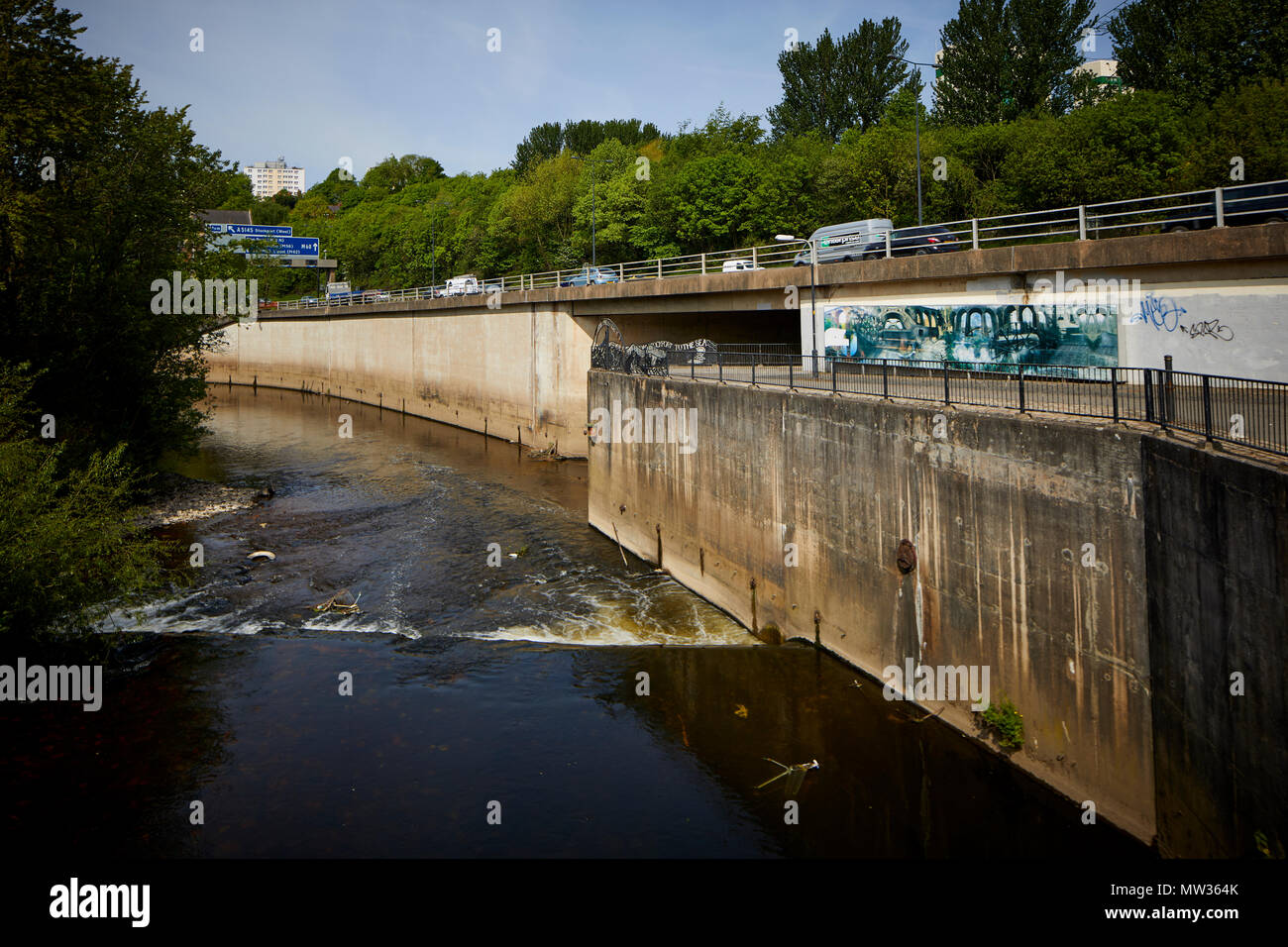 Stockport die Autobahn M60 und des Flusses Goyt, Goyt verbindet die River Tame in Stockport, bilden den Fluss Mersey Stockfoto