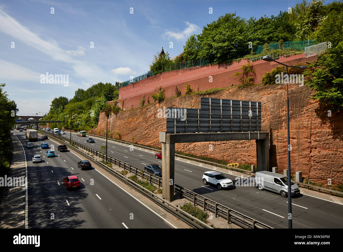 Stockport Stadtzentrum Autobahn M60 und die Städte in der Red Rock Sandstein Damm Stockfoto
