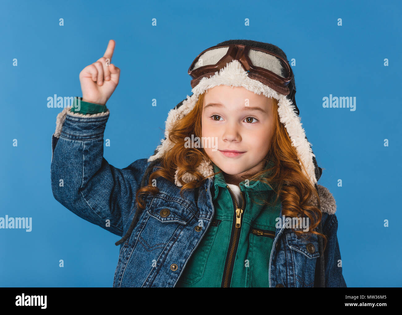 Portrait von adorable Jugendliche Kind in Pilot Kostüm isoliert auf Blau Stockfoto
