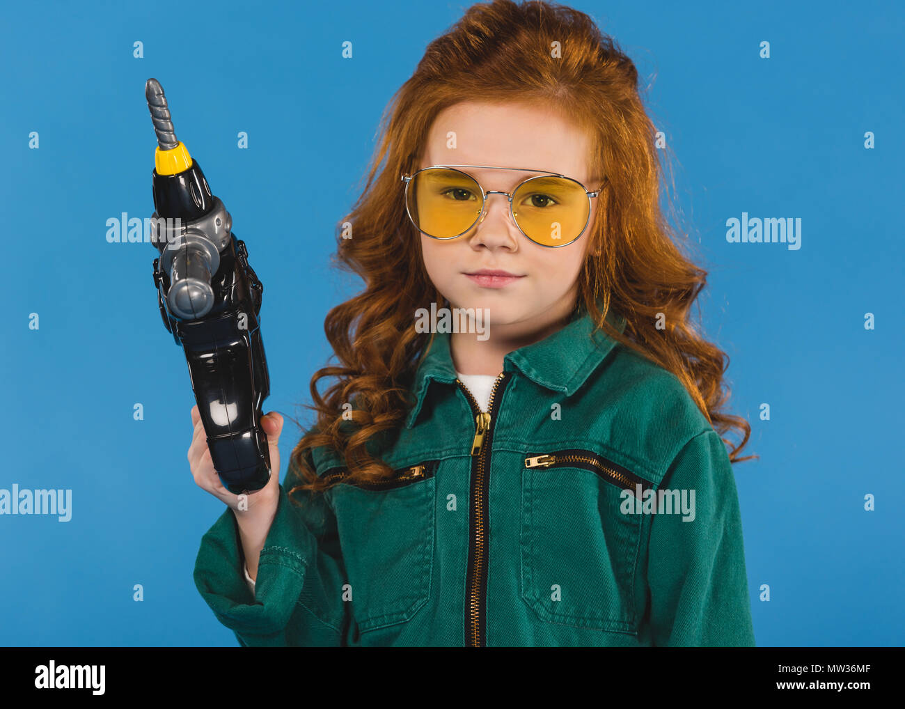 Portrait von Kind an Pilot Kostüm mit Spielzeug Schraubendreher isoliert auf Blau Stockfoto