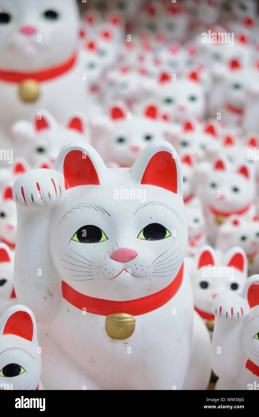 Maneki Neko - glückliche Katzen bei Goutokuji Schrein, Tokio, Japan Stockfoto