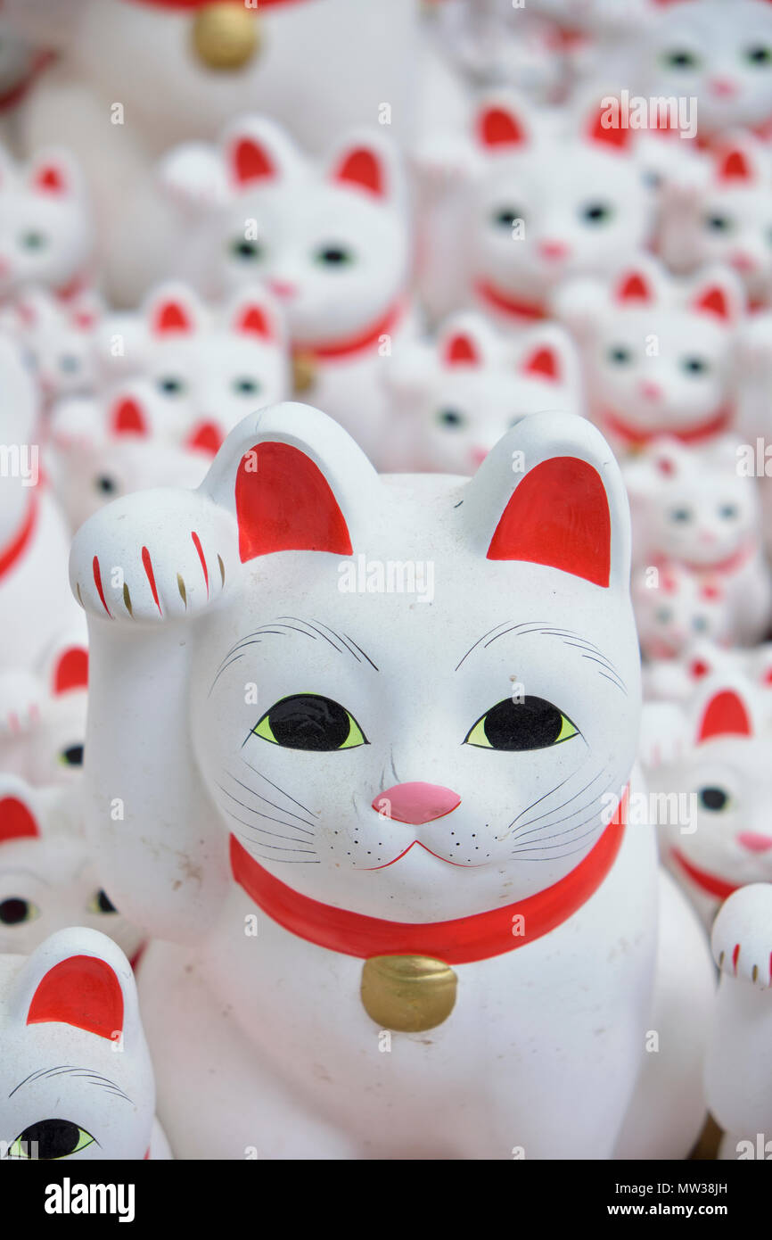 Maneki Neko - glückliche Katzen bei Goutokuji Schrein, Tokio, Japan Stockfoto