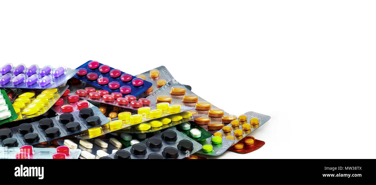 Stapel von Tablet Pillen auf weißem Hintergrund. Gelb, Lila, Schwarz, Orange, Pink, Grün tablet Pillen in Blisterverpackung. Schmerzmittel Medizin. Dru Stockfoto