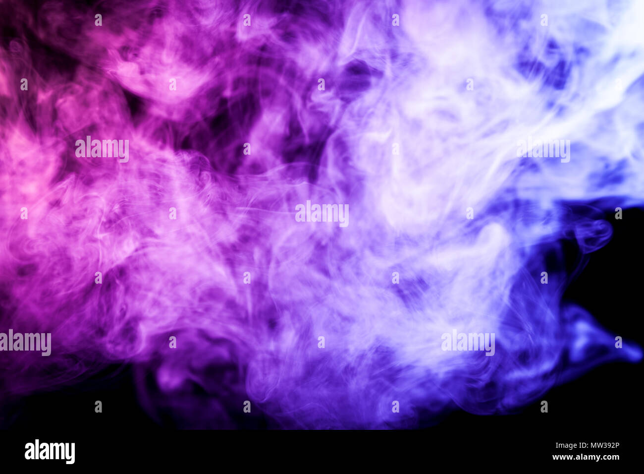 Dicke bunte lila Rauch auf einem schwarzen Hintergrund isoliert.  Hintergrund aus dem Rauch von vape Stockfotografie