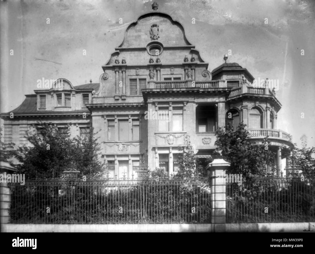 . Englisch: Leipzig, Kaiserin-Augusta-Straße 19 (jetzt Richard-Lehmann-Straße), gesehen von der Kaiser-Wilhelm-Straße (heute August-Bebel-Straße), ca. 1920; das Haus erbaut 1910/11 von Otto Paul Burghardt war zwei Brüder Philipp, Inhaber der Fritz Schulz jun. AG. Deutsch: Leipzig, Kaiserin-Augusta-Straße 19 (heute Richard-Lehmann-Straße), gesehen von der Kaiser-Wilhelm-Straße (heute August-Bebel-Straße) aus, um 1920; das 1910/11 von Otto Paul Burghardt erbaute Haus gehörte den Gebrüdern Philipp, Eigentümer der Fritz Schulz jun. AG. ca. 1920. Atelier Hermann Walter (Foto: Bernhard Müller Stockfoto