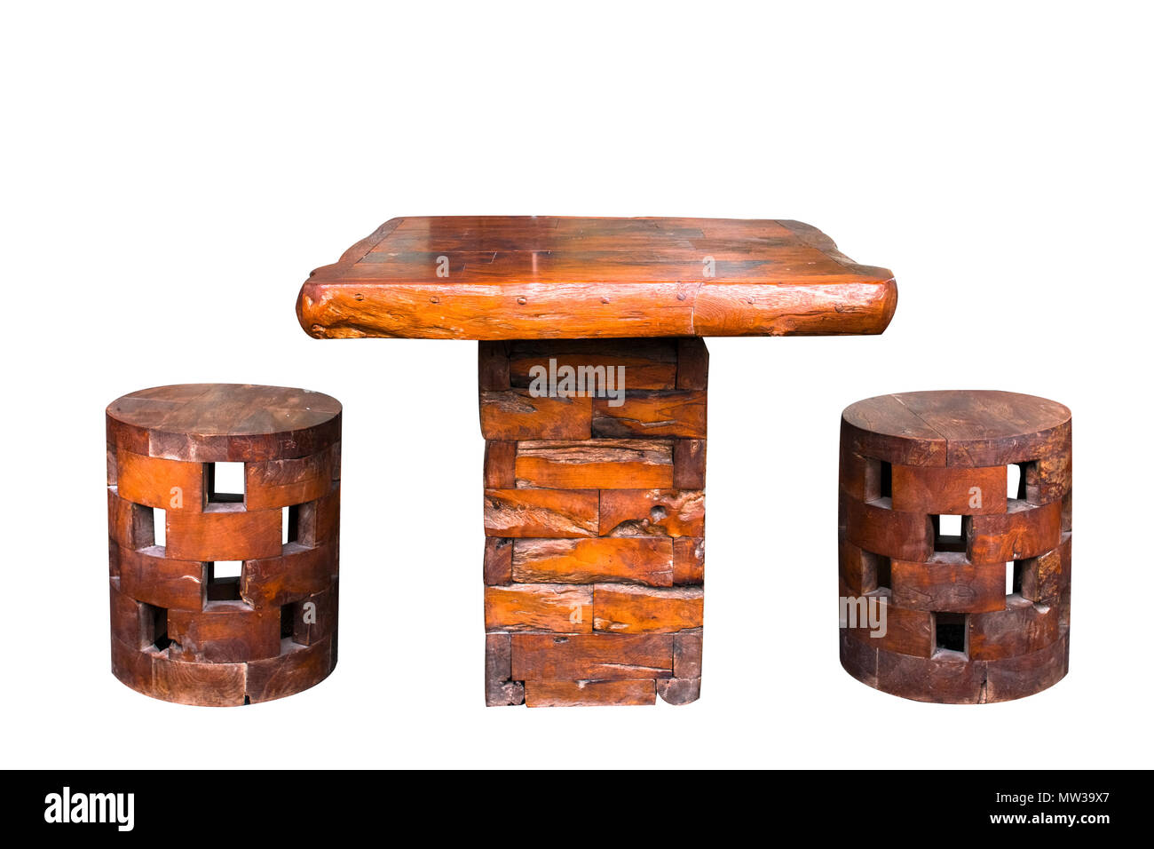 Holz Stuhl und Tisch zu kreativ für die Gestaltung und Dekoration isolieren  auf Hintergrund. Kopieren Sie Speicherplatz auf weißen Hintergrund.  Freistellungspfad (Vintage Tone Stockfotografie - Alamy