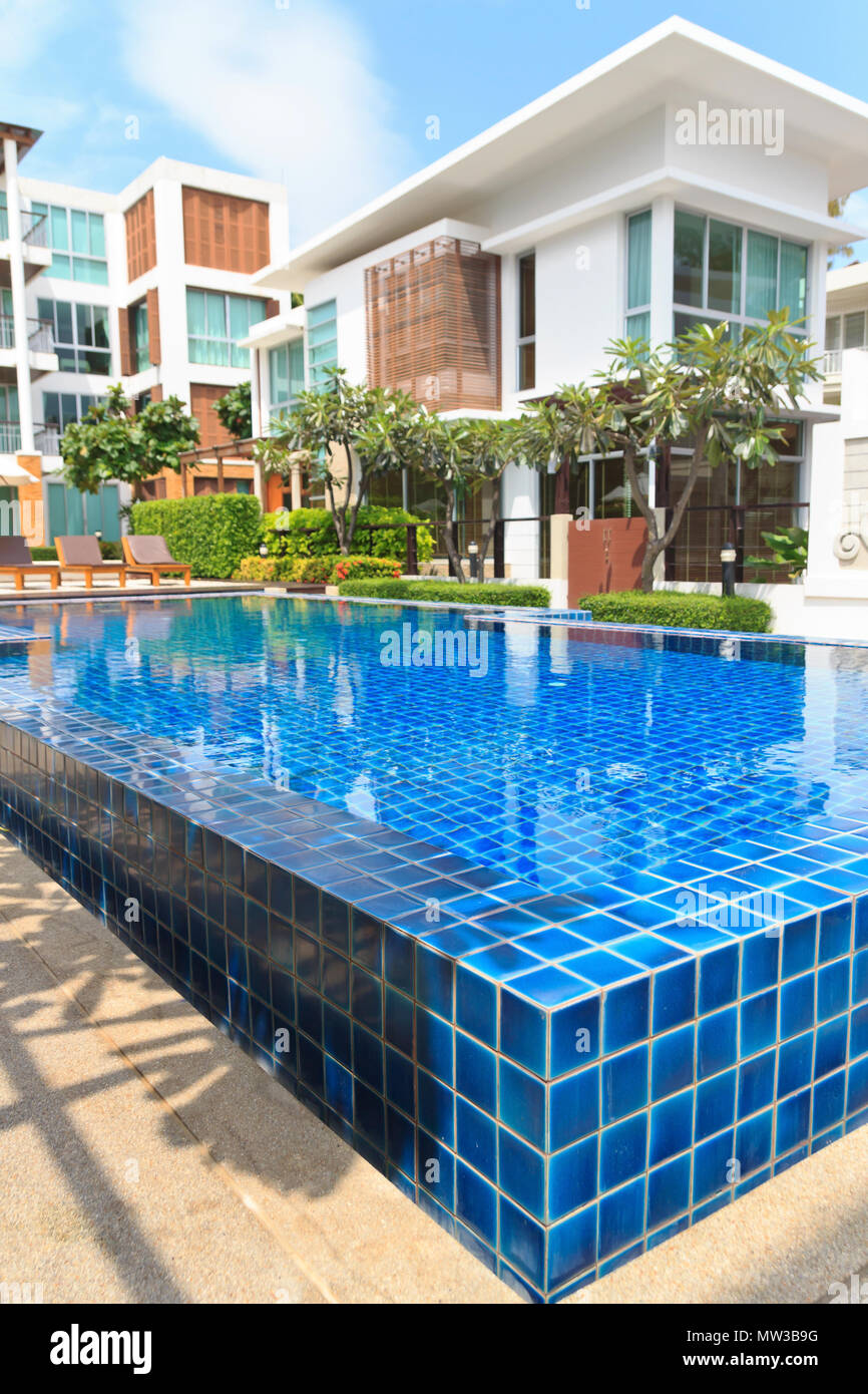 Residenz mit modernem Schwimmbad Stockfoto