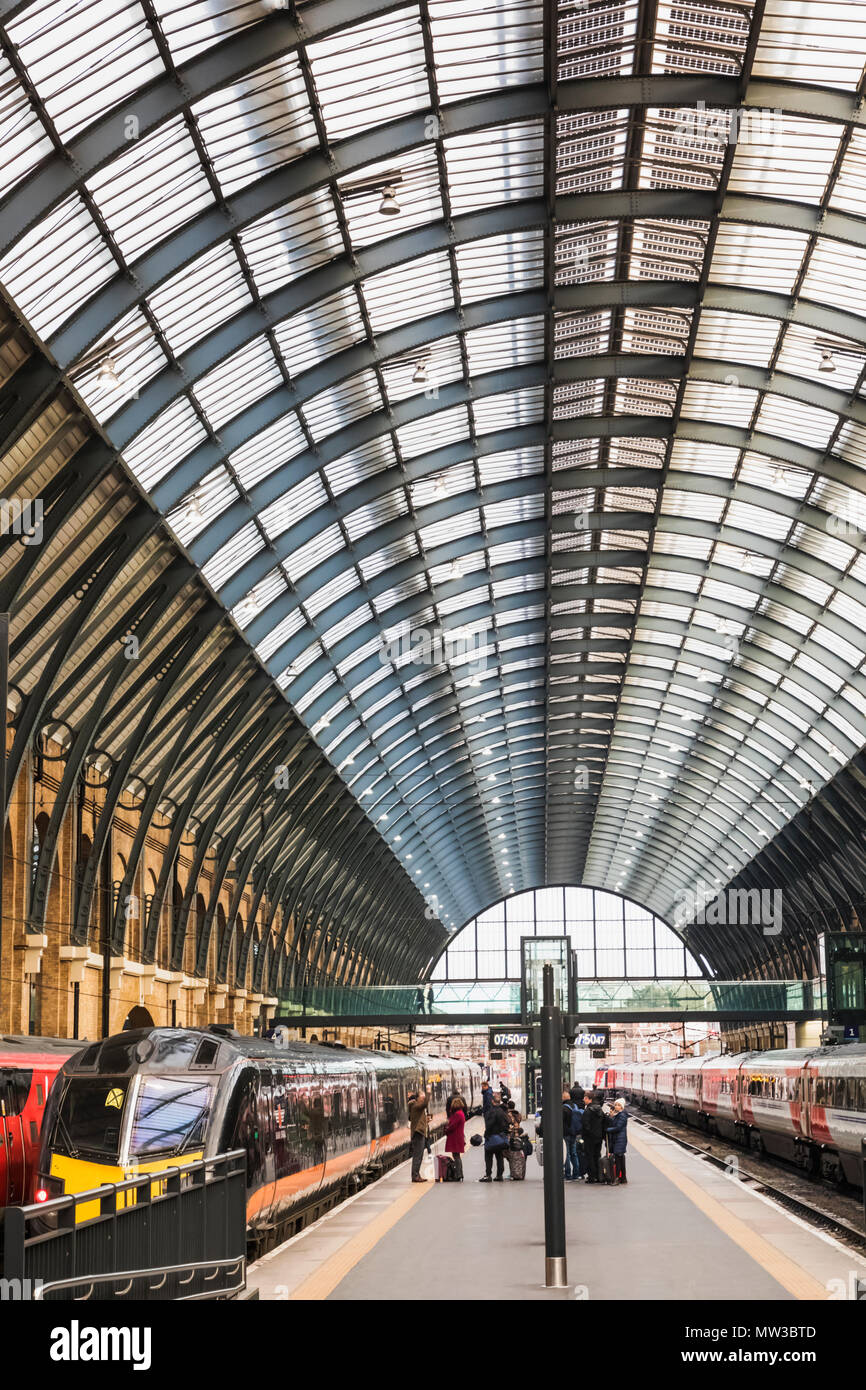 England, London, Kings Cross, Kings Cross Bahnhof, Plattform und Züge Stockfoto