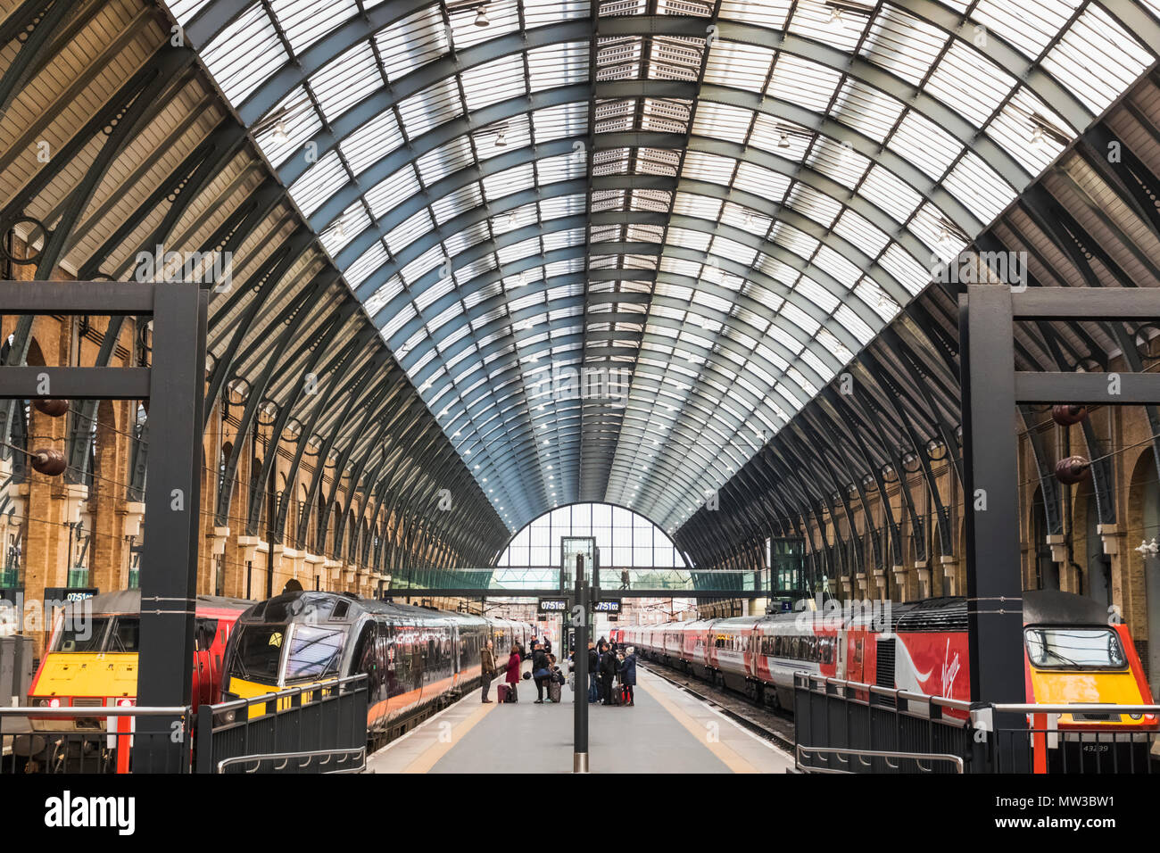 England, London, Kings Cross, Kings Cross Bahnhof, Plattform und Züge Stockfoto