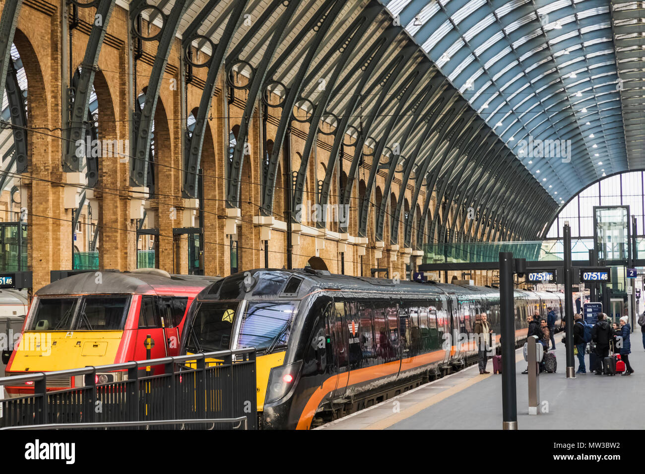 England, London, Kings Cross, Kings Cross Bahnhof, Plattform und Züge Stockfoto