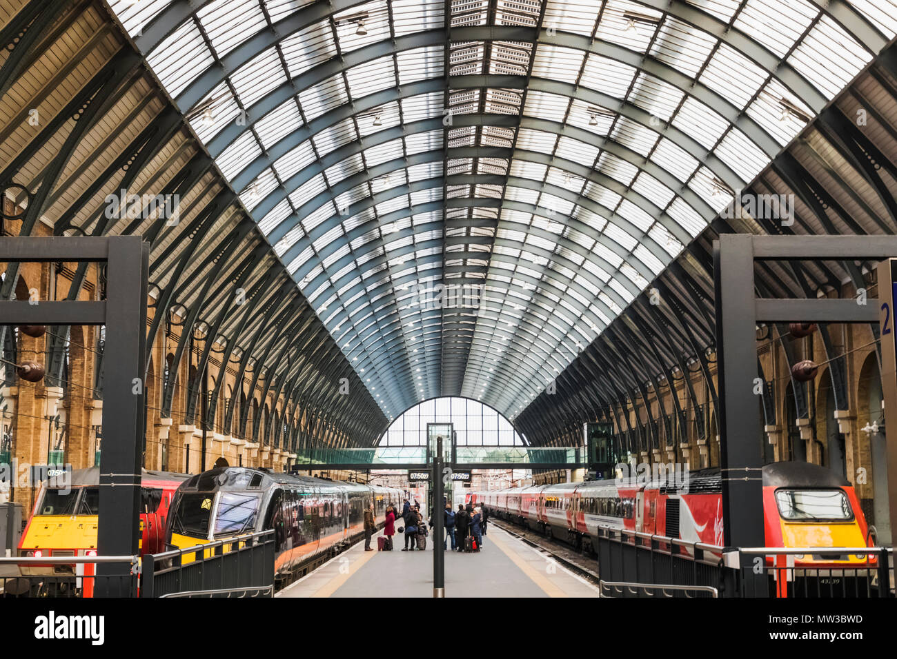England, London, Kings Cross, Kings Cross Bahnhof, Plattform und Züge Stockfoto