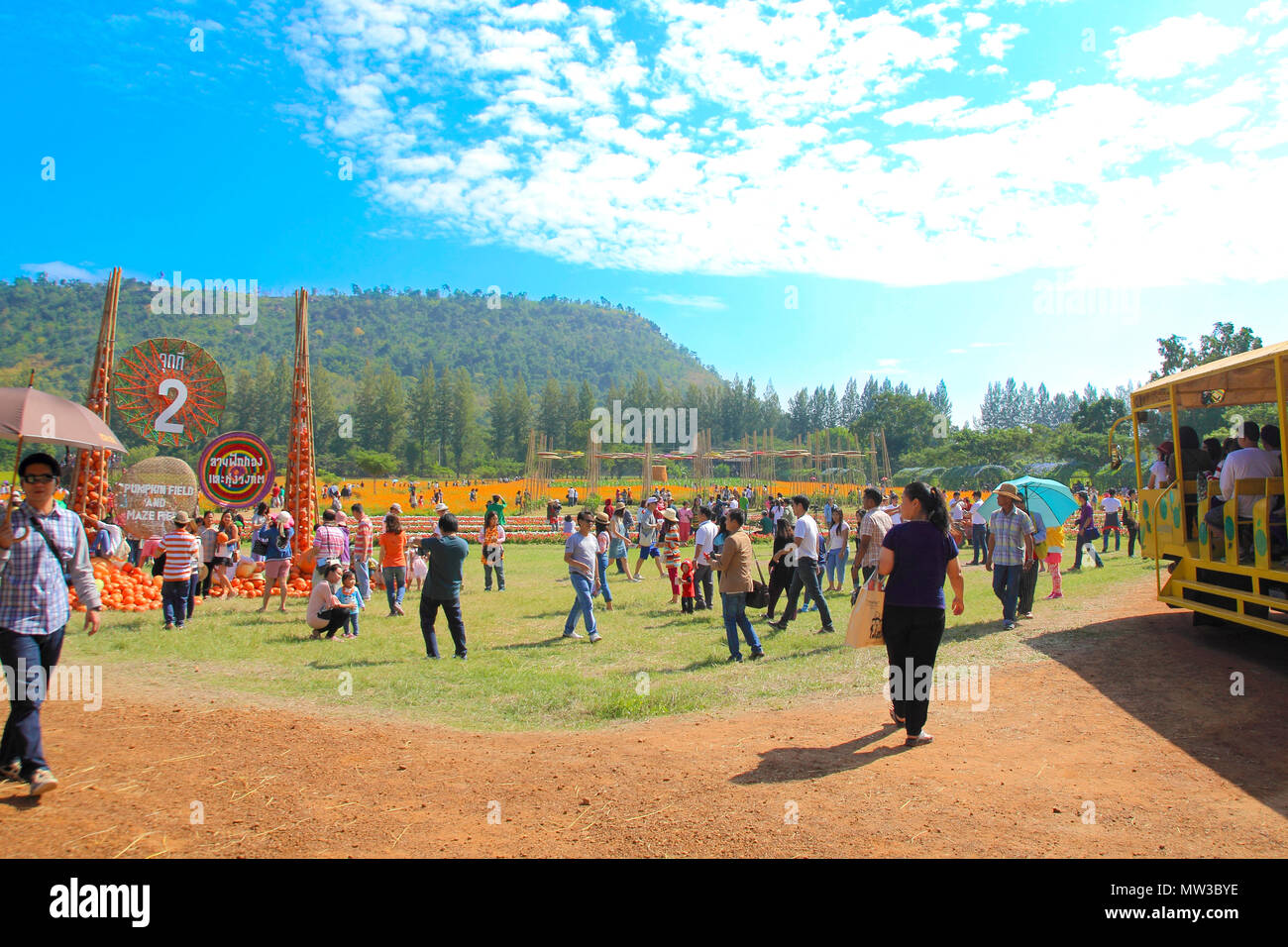 NAKHONRATCHASIMA THAILAND - Dezember 14: Menschen reisen in Jim Thompson Farm am 14. Dezember in NAKHONRATCHASIMA, THAILAND 2014. Das Haus der Welt Stockfoto