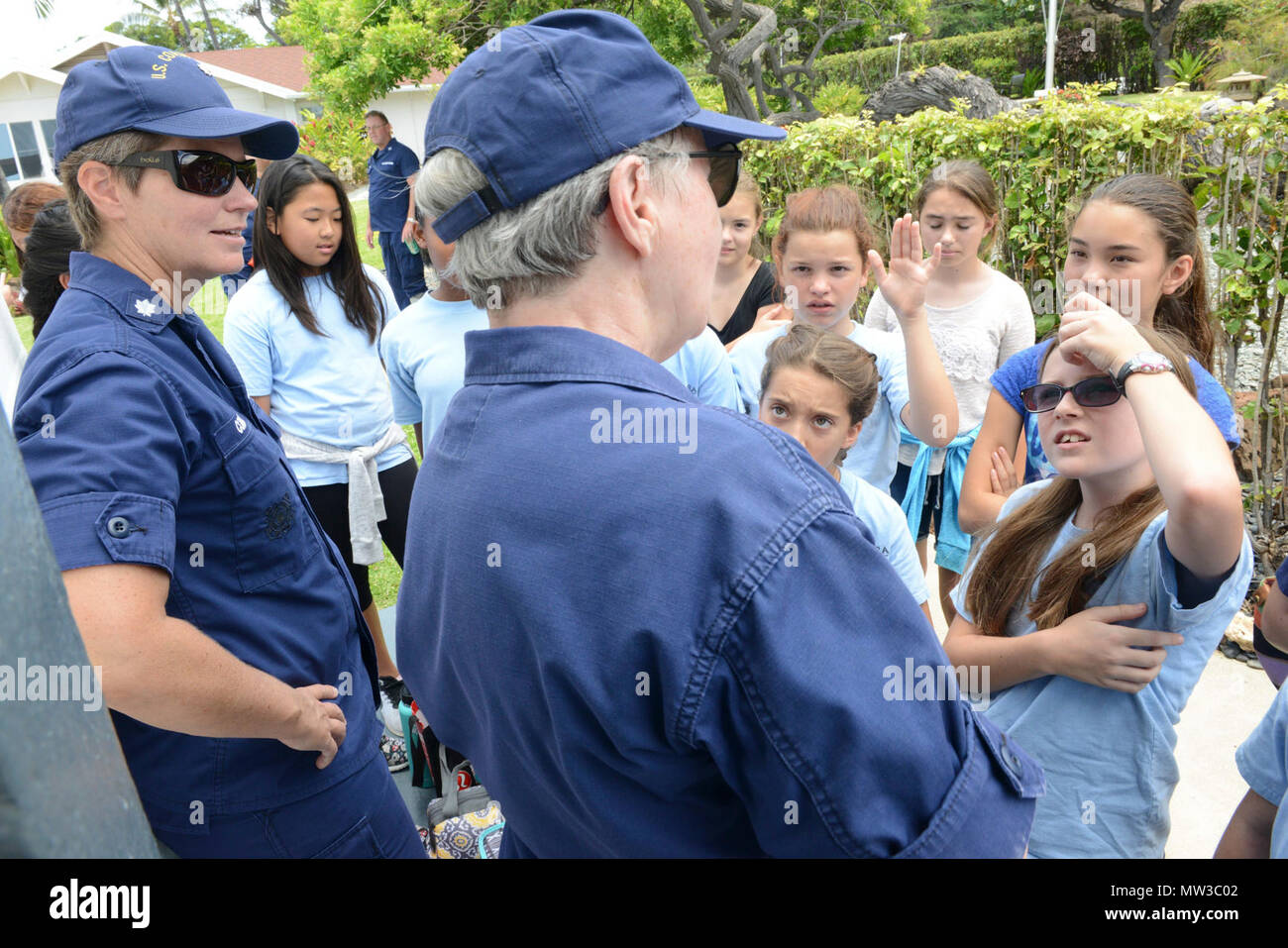 Cmdr. Jennifer Conklin und Auxiliarist Cile Roberts, Besatzungsmitglieder von der Küstenwache 14. Bezirk, sprechen Sie mit Studenten aus La Pietra - Hawaii School für Mädchen im Diamond Head Lighthouse, Oahu, 28. April 2017. Als Teil der Feier des hundertjährigen von Diamond Head Lighthouse, verschiedenen Schulen wurden eingeladen zu besuchen, um über die Geschichte und Bedeutung des Leuchtturms und Interagieren mit Coast Guard Mitglieder aus verschiedenen Einheiten zu erfahren. Stockfoto