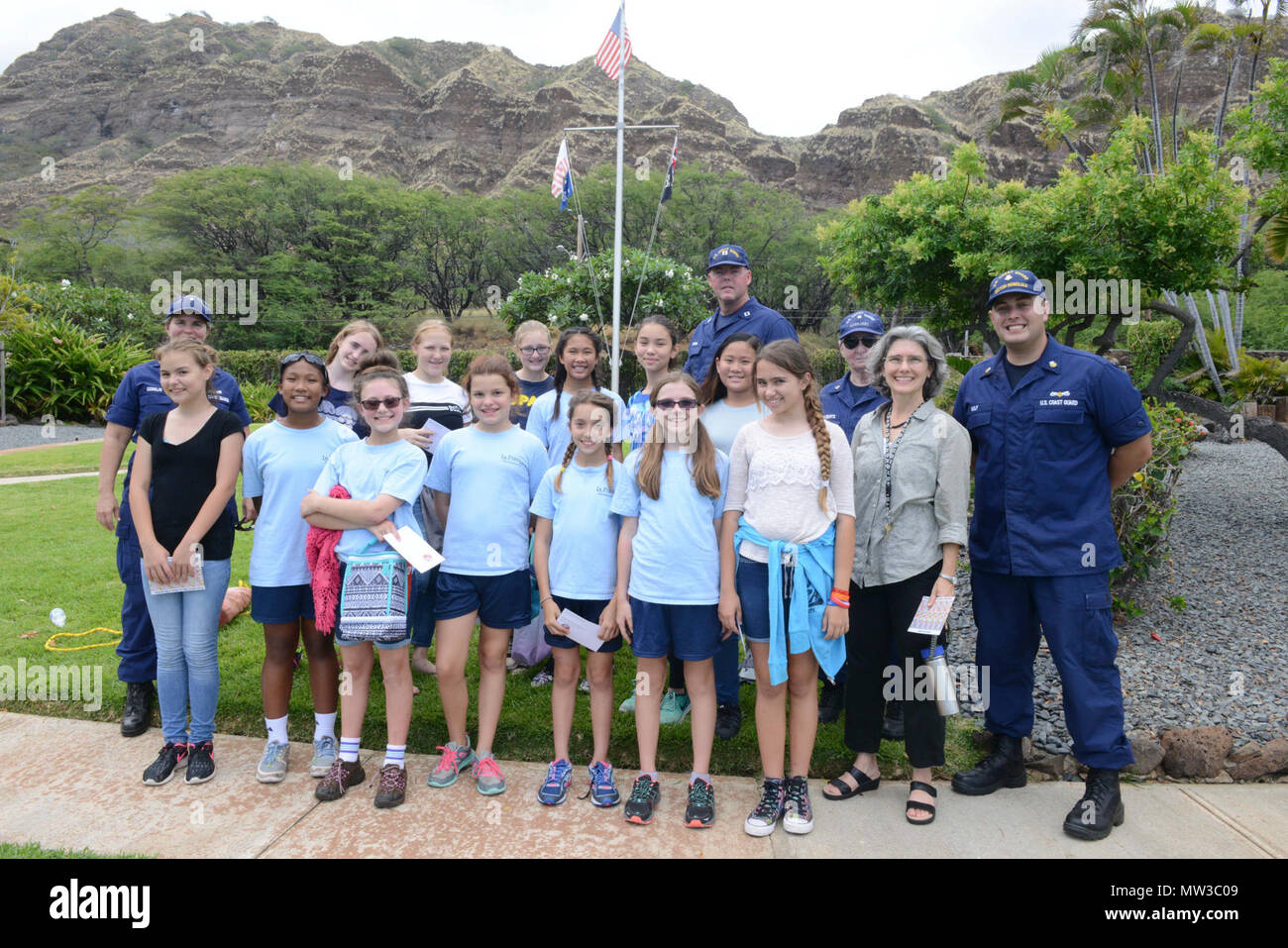 Besatzungsmitglieder aus Einheiten, die die Küstenwache 14. Bezirk sind mit Schülern und Lehrern aus La Pietra - Hawaii School für Mädchen im Diamond Head Lighthouse, Oahu, 28. April 2017 gezeigt. Als Teil der Feier des hundertjährigen von Diamond Head Lighthouse, verschiedenen Schulen wurden eingeladen zu besuchen, um über die Geschichte und Bedeutung des Leuchtturms und Interagieren mit Coast Guard Mitglieder aus verschiedenen Einheiten zu erfahren. Stockfoto