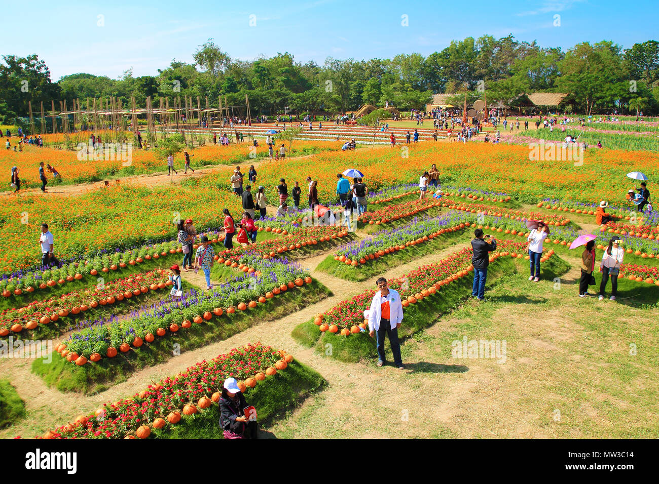 NAKHONRATCHASIMA THAILAND - Dezember 14: Menschen reisen in Jim Thompson Farm am 14. Dezember in NAKHONRATCHASIMA, THAILAND 2014. Das Haus der Welt Stockfoto