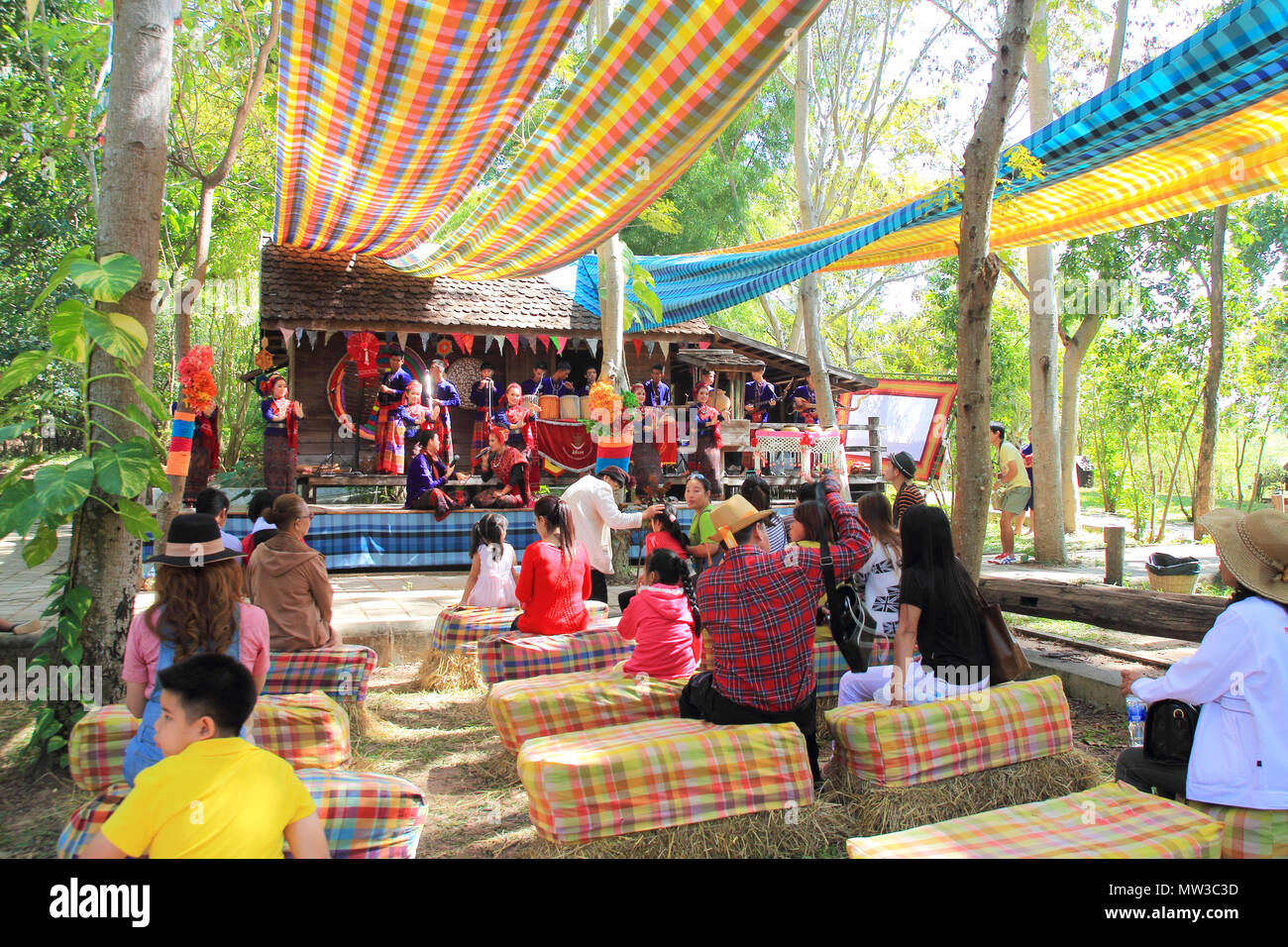 NAKHONRATCHASIMA THAILAND - Dezember 14: Volksmusik in Jim Thompson Farm am 14. Dezember in NAKHONRATCHASIMA, THAILAND 2014. Das Haus der wo Stockfoto
