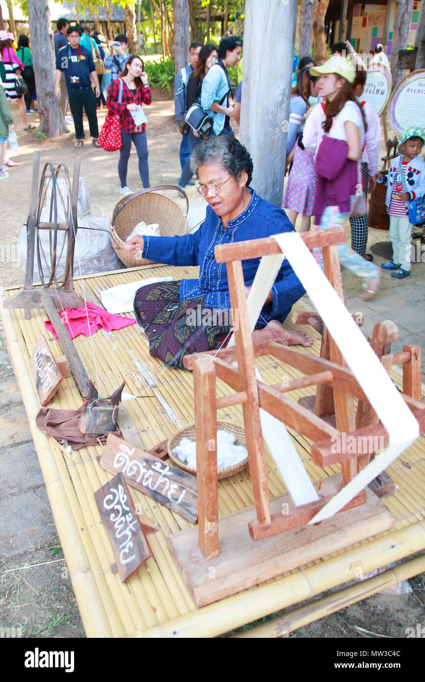 NAKHONRATCHASIMA THAILAND - Dezember 14: Nicht identifizierte Frau spinnen Seide in Jim Thompson Farm am 14. Dezember in NAKHONRATCHASIMA, THAILAND 2014. Die Stockfoto