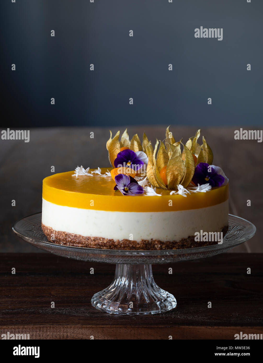 Raw vegan Mango mousse Kuchen Kuchen stand gegen den dunklen Hintergrund Stockfoto