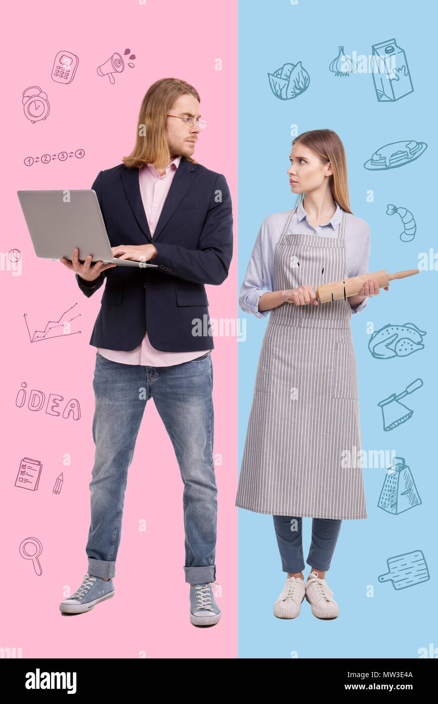 Junge Unternehmer auf seine müde Frau während Sie ein Laptop Stockfoto