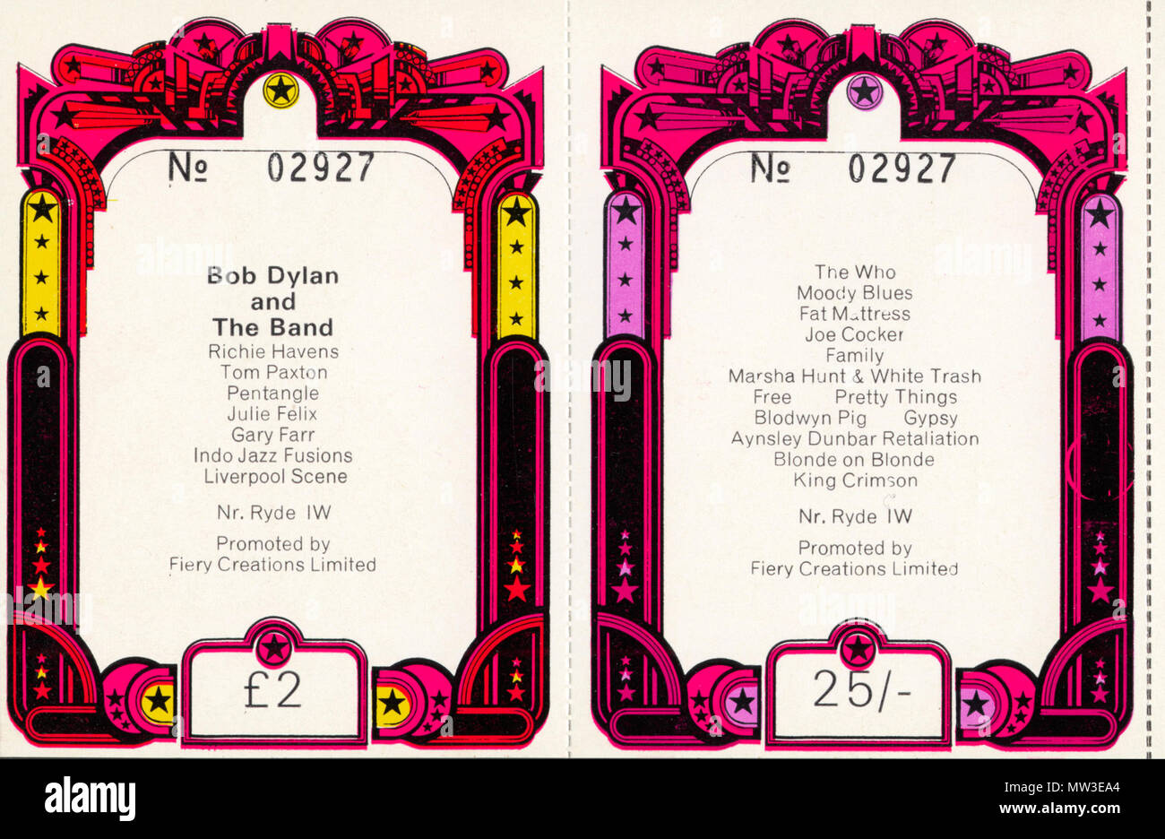 Original Vintage Tickets aus der ersten Isle Of Wight Festival 1969. Diese waren unverkauft in den Schubladen der ein Reisebüro auf der Insel Wight Kürzlich gefunden, und haben die verschrottet und verkauft auf dem Markt des Sammlers. Sie sind mit der ikonischen Artwork für die Show und eine Liste der bekannten Bands auf der Rückseite zu erscheinen. Der Eintrittspreis 25./- am Samstag, £ 2 am Sonntag, als Bob Dylan durch die Schlagzeile war. Vintage Konzert Tickets sind jetzt sehr nach, mit denen, die für die klassischen Bands der 60er und 70er Jahren holen drei Abbildung Summen gesucht. Stockfoto