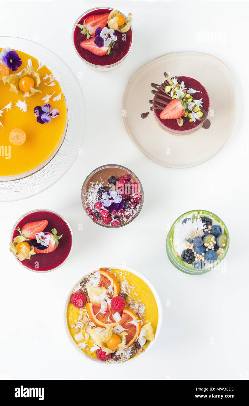 Bunte raw vegan Kuchen und Desserts auf weißem Hintergrund Stockfoto