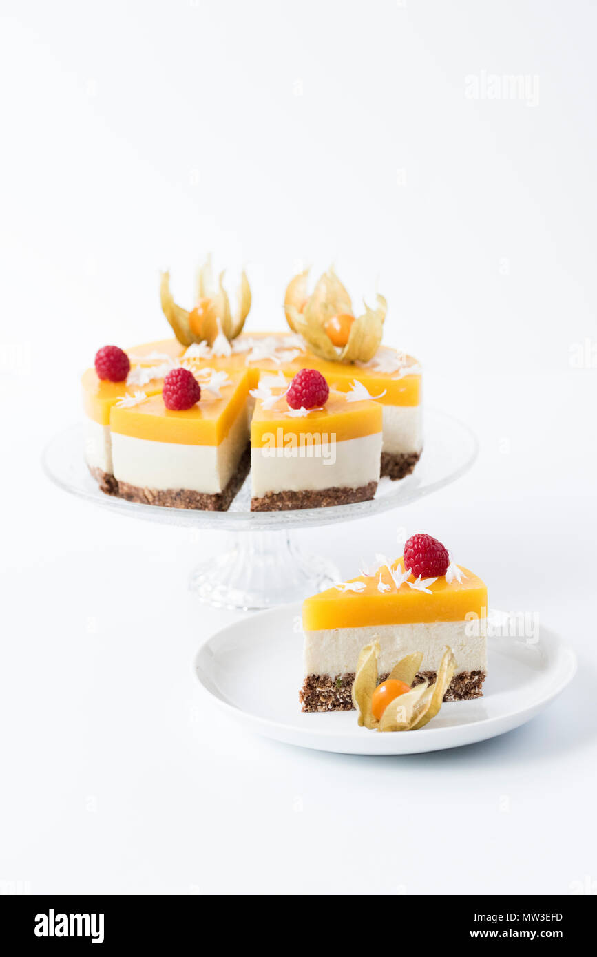 Vegan gesunde layer Mousse Cake auf weißem Hintergrund Stockfoto