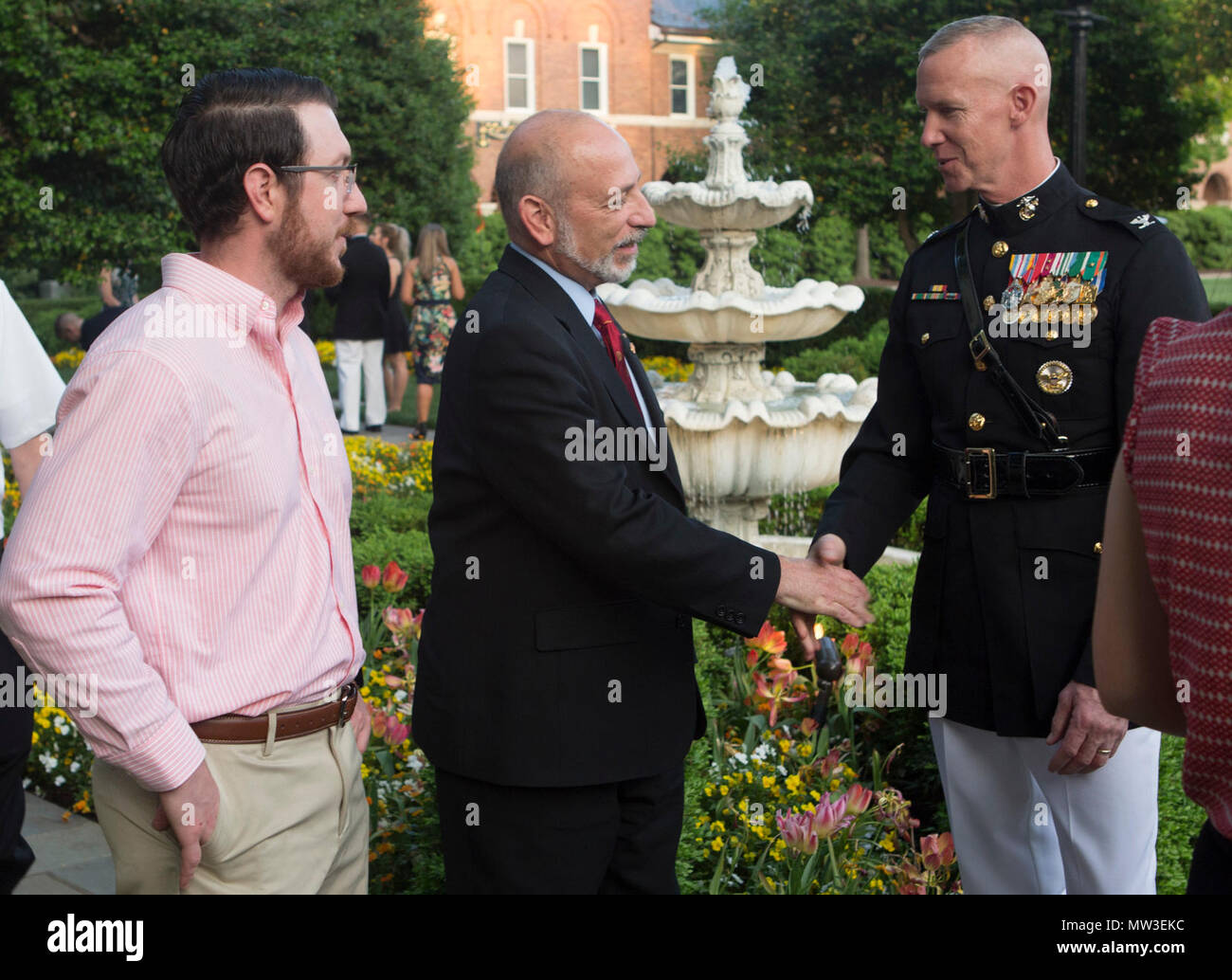 Us Marine Corps Oberst Tyler J. Zagurski, kommandierender Offizier, Marine Barracks Washington, grüßt Frank Digiovanni, Direktor von Force Training, Büro des Staatssekretärs der Verteidigung für die Bereitschaft, und sein Sohn Dominic Digiovanni beim abendlichen Parade Rezeption bei Marine Barracks Washington, Washington, D.C., 28. April 2017. Abend Paraden sind als Mittel zur Einhaltung der hohen Beamten statt, verehrte Bürger und Förderer des Marine Corps. Stockfoto