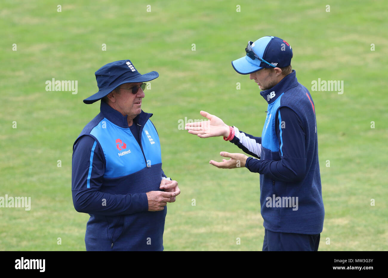 Der englische Kapitän Joe Root (rechts) spricht mit Cheftrainer Trevor Bayliss während einer Nets-Sitzung in Headingley, Leeds. DRÜCKEN SIE VERBANDSFOTO. Bilddatum: Mittwoch, 30. Mai 2018. Siehe PA Geschichte CRICKET England. Bildnachweis sollte lauten: Tim Goode/PA Wire. Stockfoto