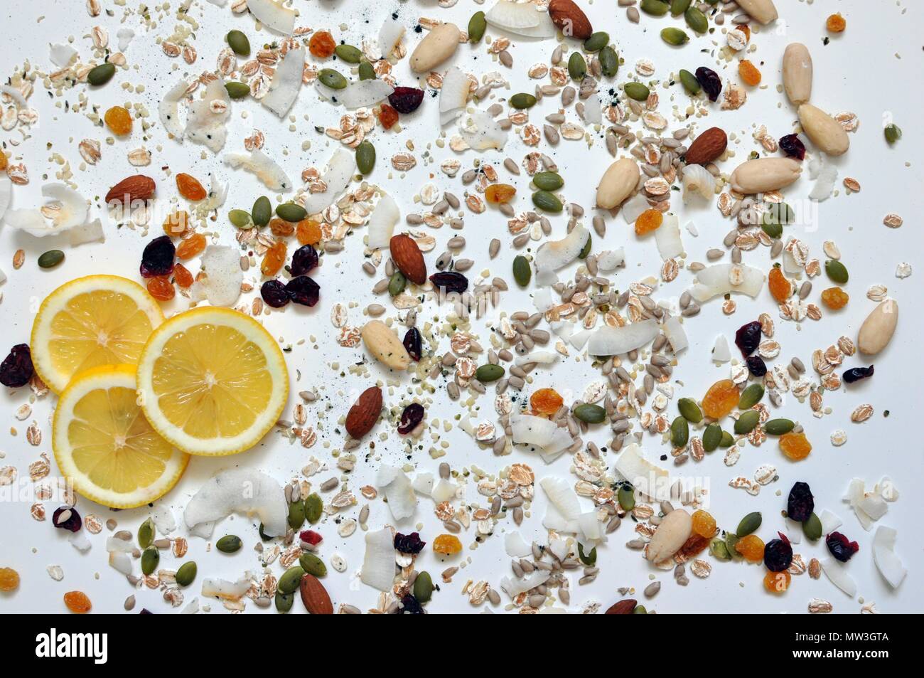 Nahaufnahme von zitronenscheiben, Saatgut und Getreide auf dem weißen Tabelle, Ansicht von oben, flach, in der Nähe Stockfoto