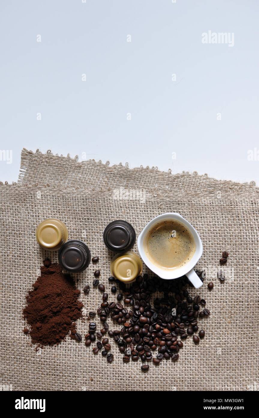 Umwandlung von Kaffee aus Bohnen und Kaffee Tasse, Weiß und Sack Hintergrund, Flach, Kopieren, vertikal Stockfoto