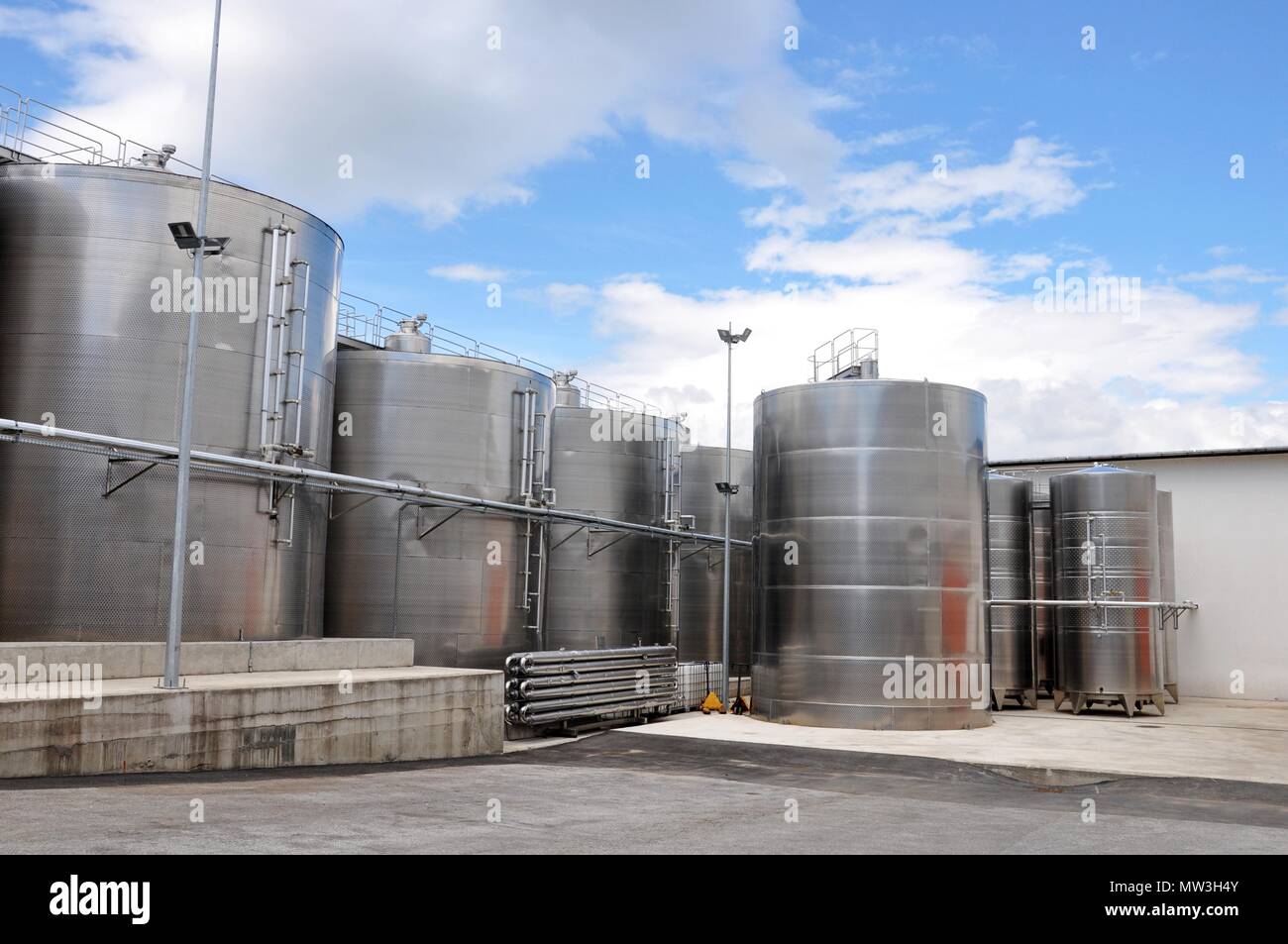 Großen Stahltanks für Wein Reifung, Weingut moderne Ausrüstung, outdoor Stockfoto
