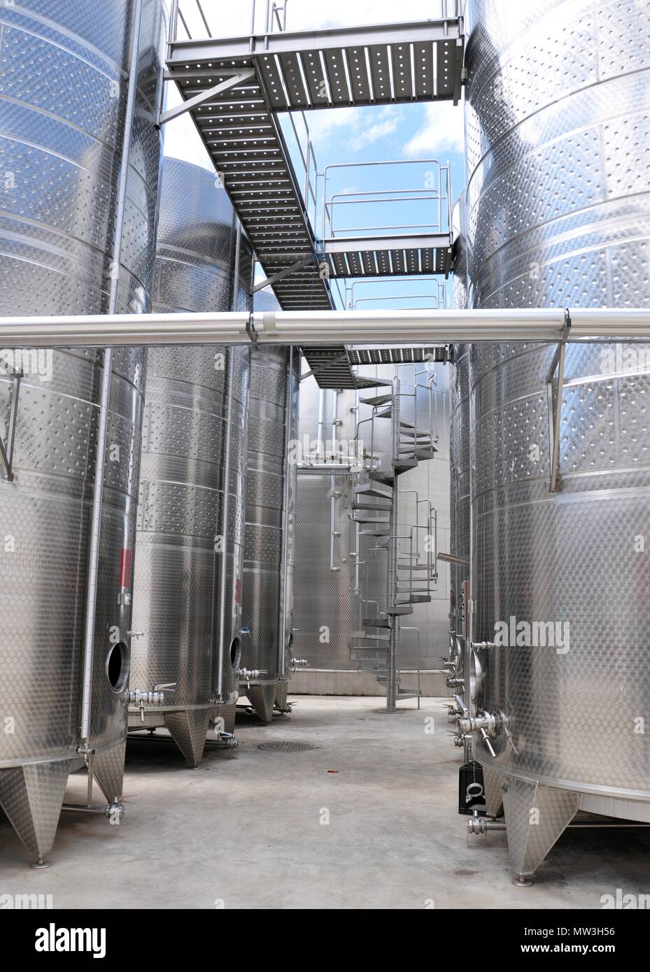 Großen Stahltanks für Wein Reifung, Weingut moderne Ausrüstung, Nahaufnahme Stockfoto
